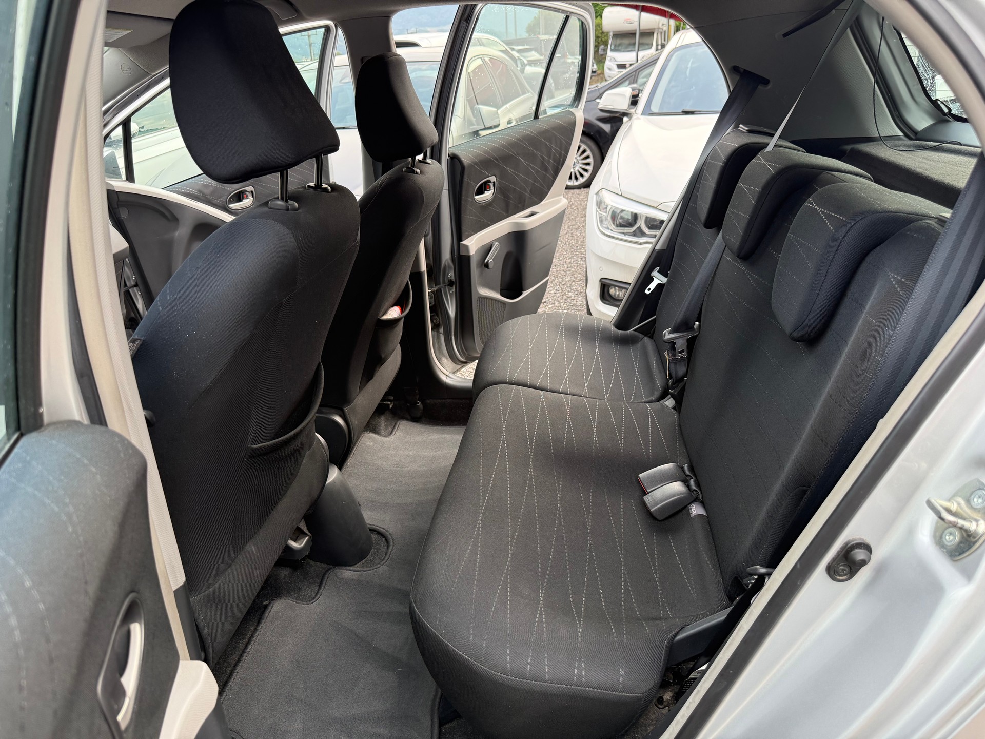 TOYOTA Yaris 1.3 Linea Sol-image-8