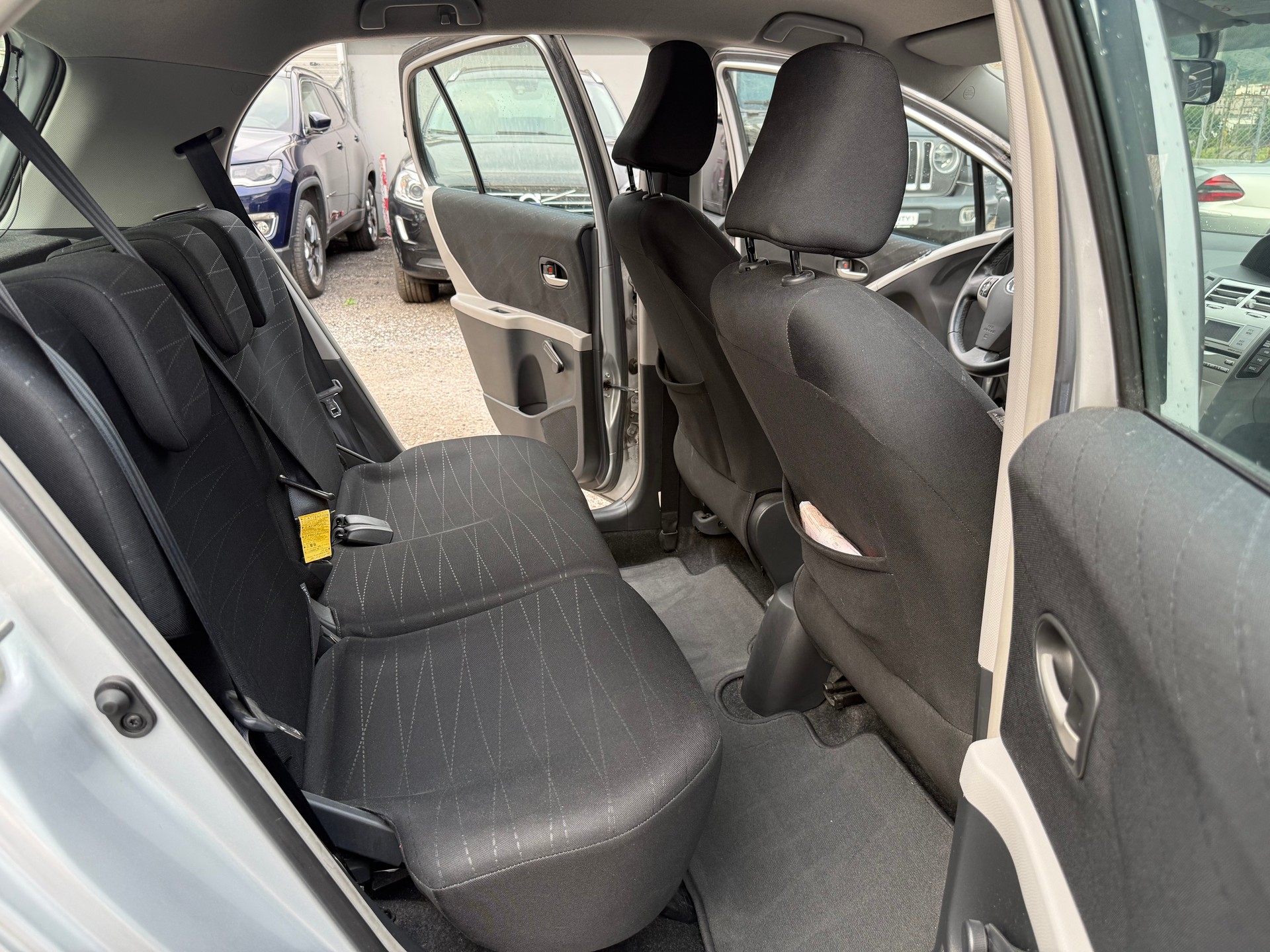 TOYOTA Yaris 1.3 Linea Sol-image-10
