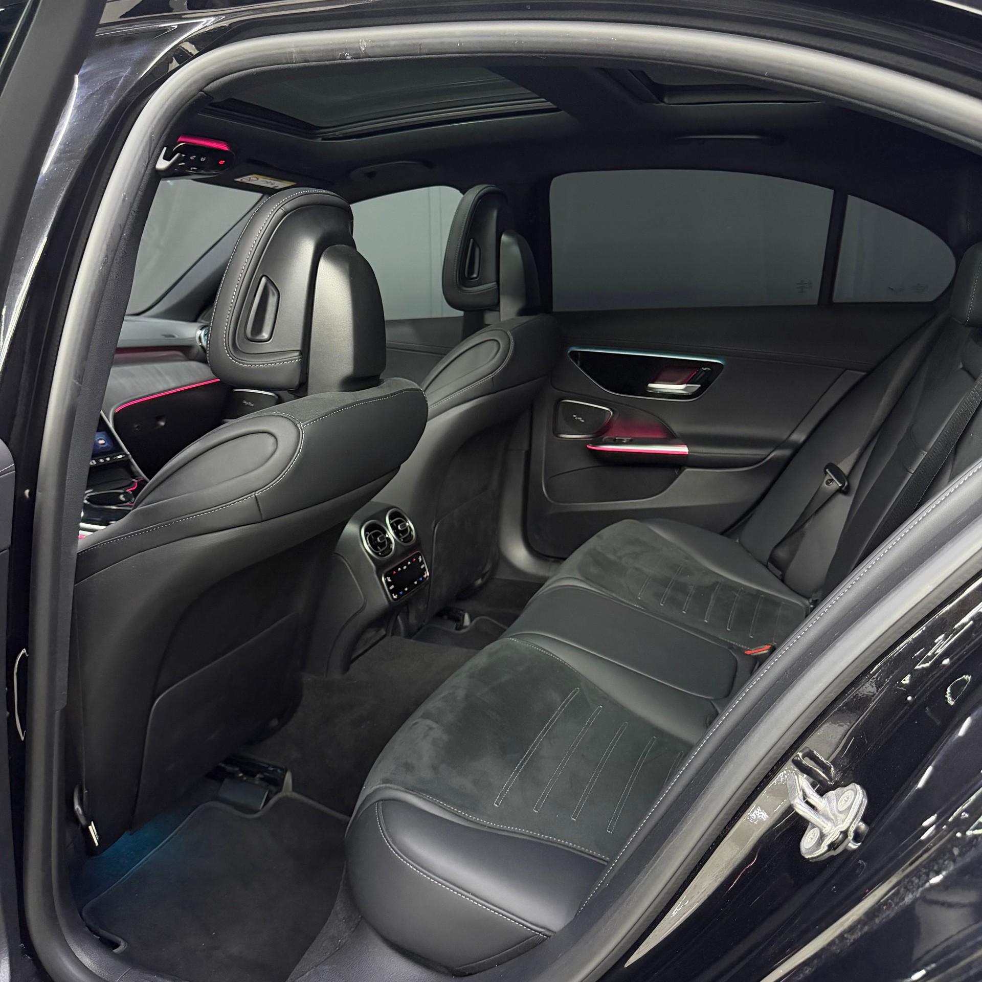 MERCEDES-BENZ C 200 4Matic AMG Line-image-9