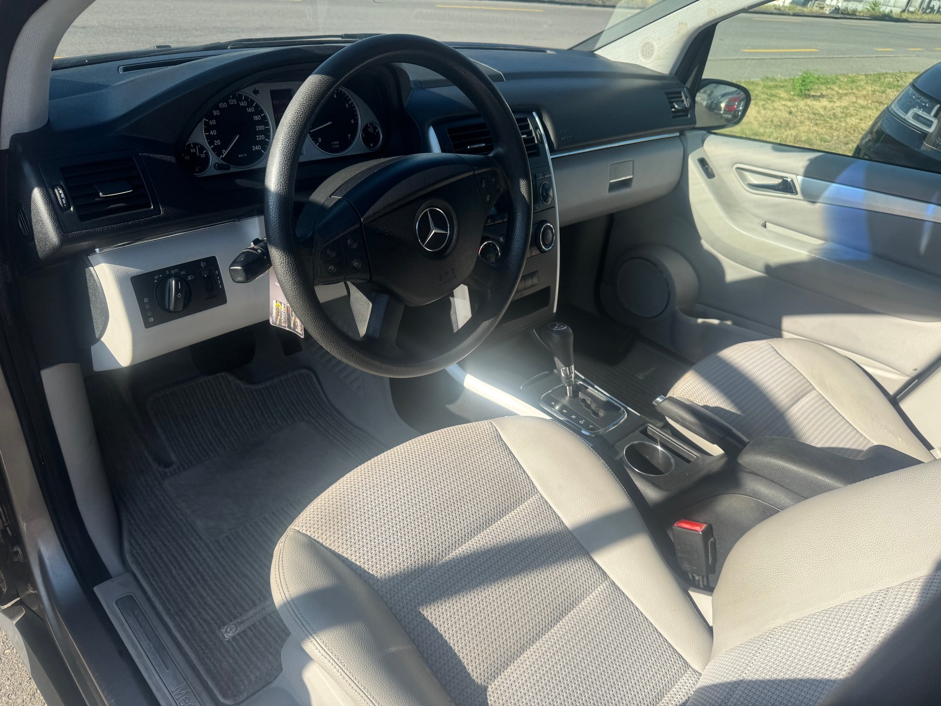MERCEDES-BENZ B 200-image-14