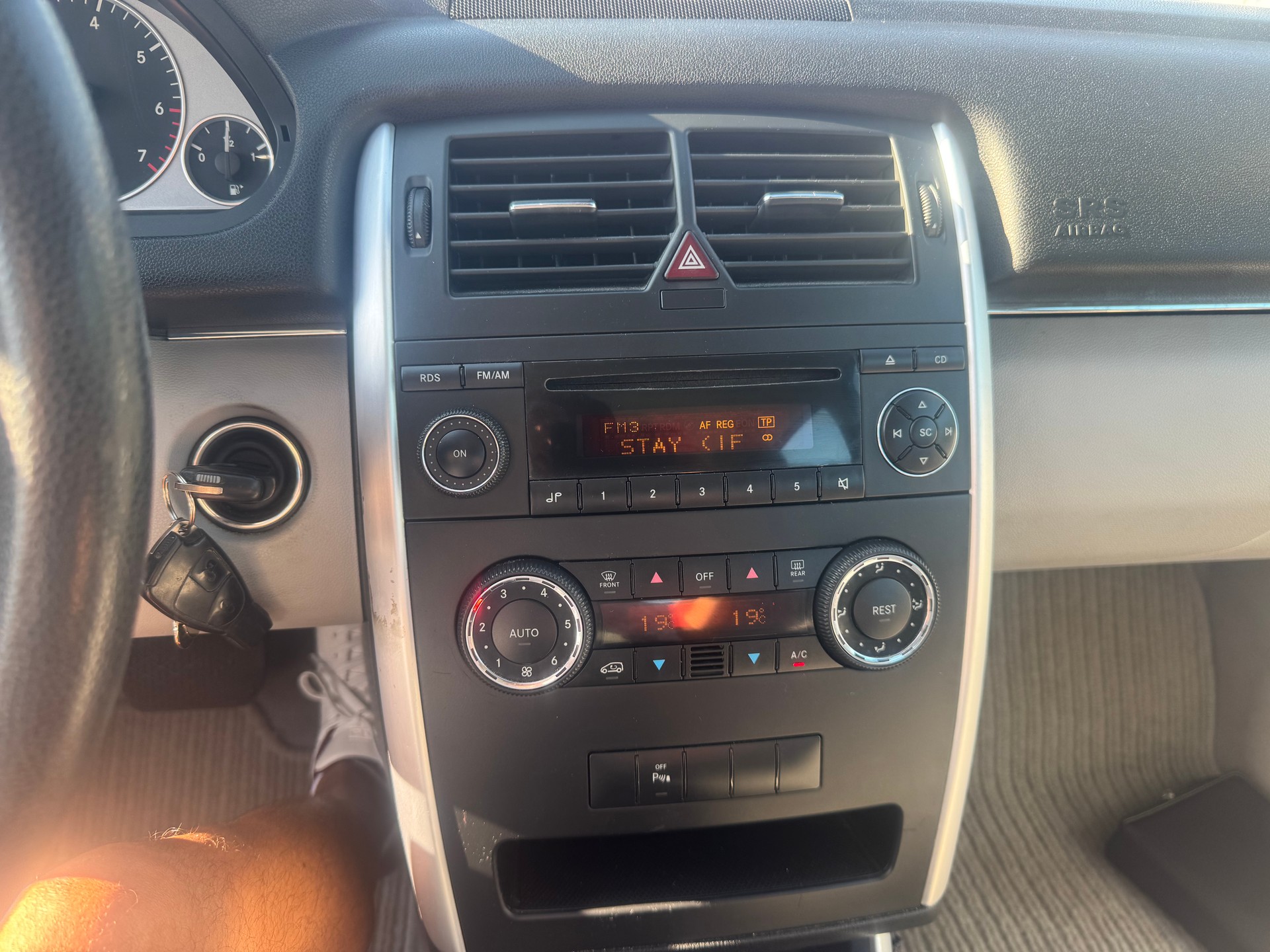 MERCEDES-BENZ B 200-image-18