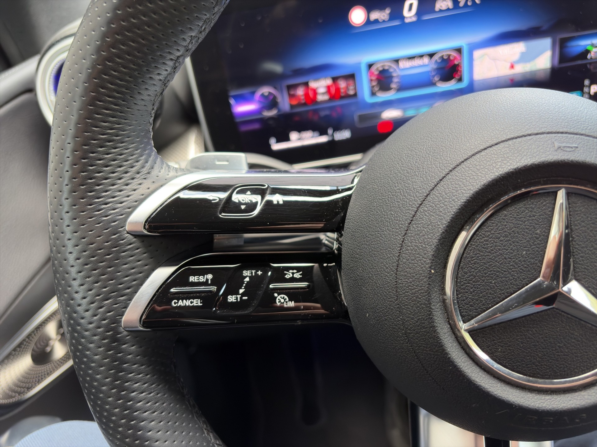 MERCEDES-BENZ GLC 300 AMG Line 4matic-image-9