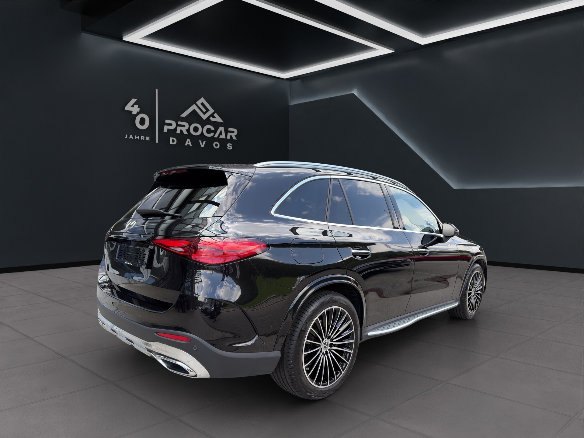 MERCEDES-BENZ GLC 300 AMG Line 4matic-image-3