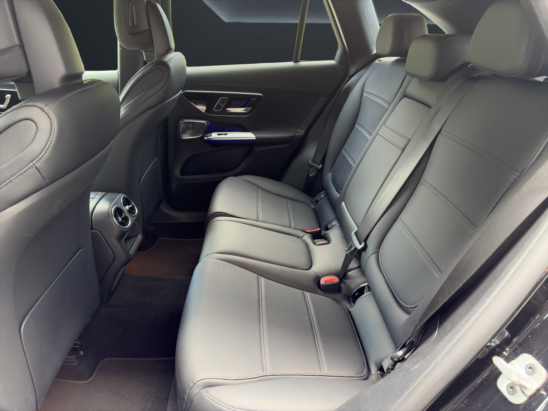 MERCEDES-BENZ GLC 300 AMG Line 4matic-image-13