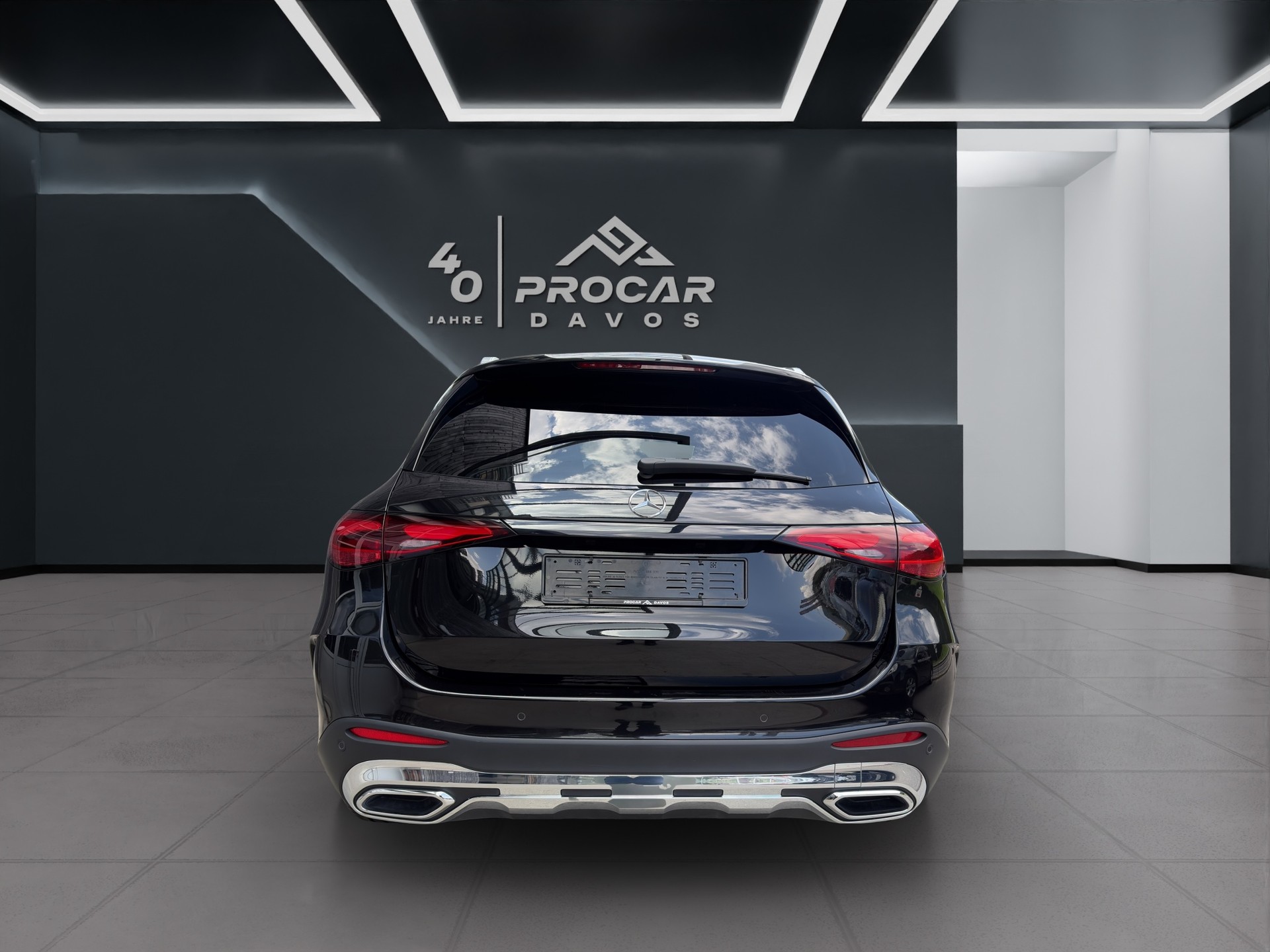 MERCEDES-BENZ GLC 300 AMG Line 4matic-image-4
