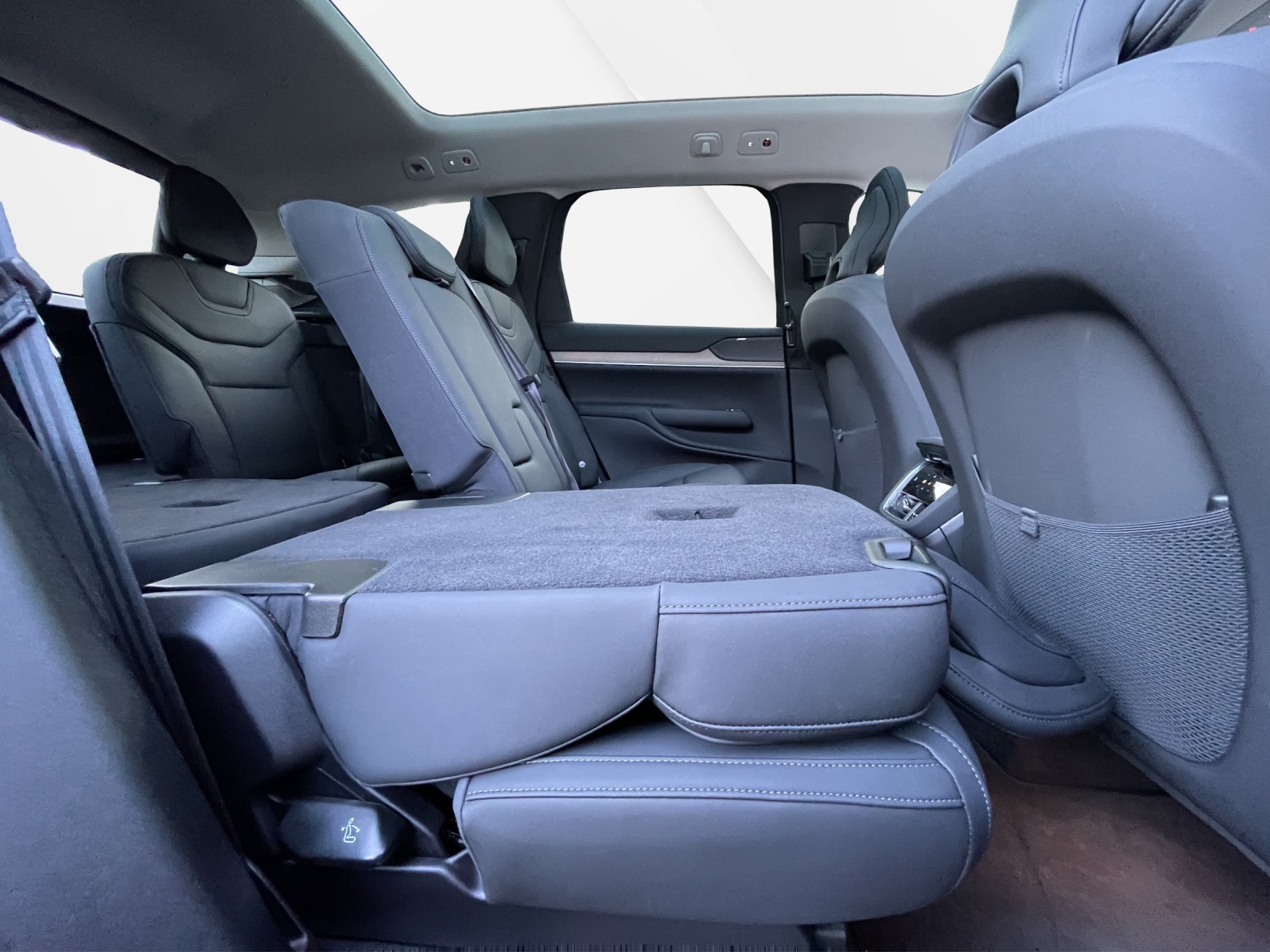 VOLVO EX90 Twin Plus AWD-image-16