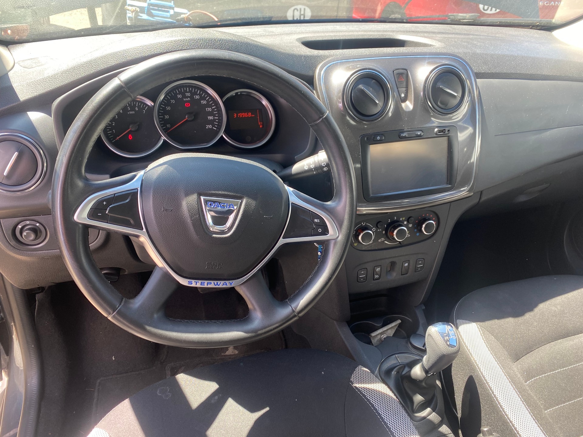 DACIA Sandero TCe 90 Lauréate Automatic-image-6