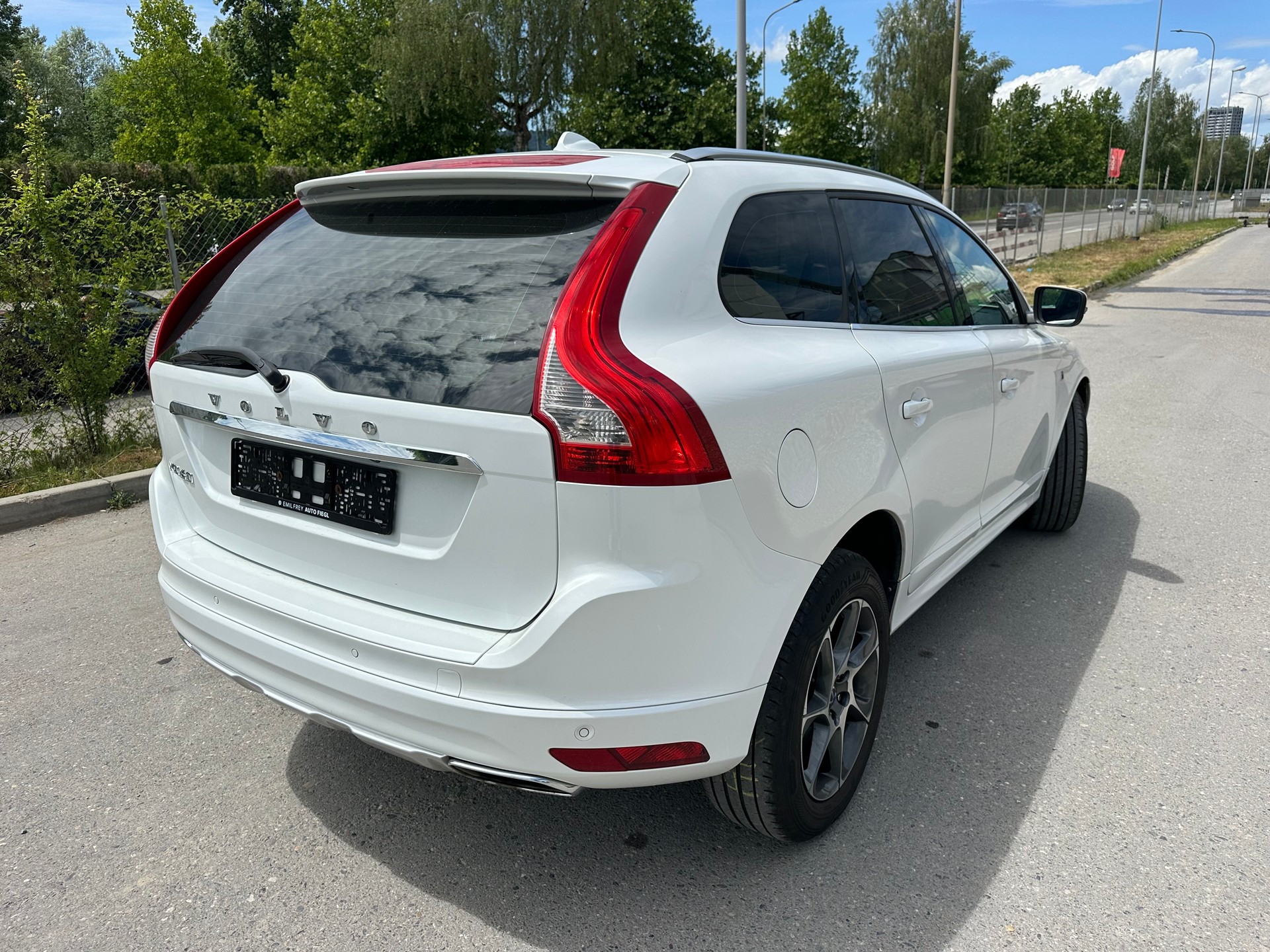 VOLVO XC60 D4 AWD OceanRace Geartronic-image-3