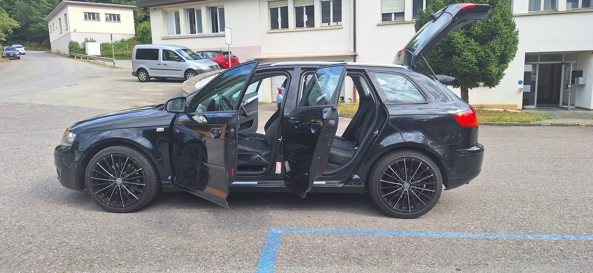 AUDI A3 Sportback 2.0 Turbo FSI Ambiente-image-15
