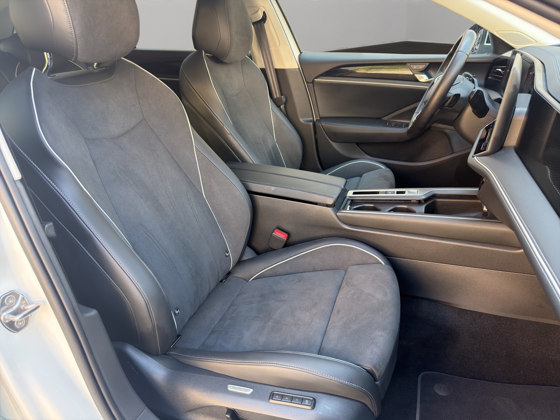 VW Passat Variant 2.0 TDI evo Business 4 Motion DSG-image-9
