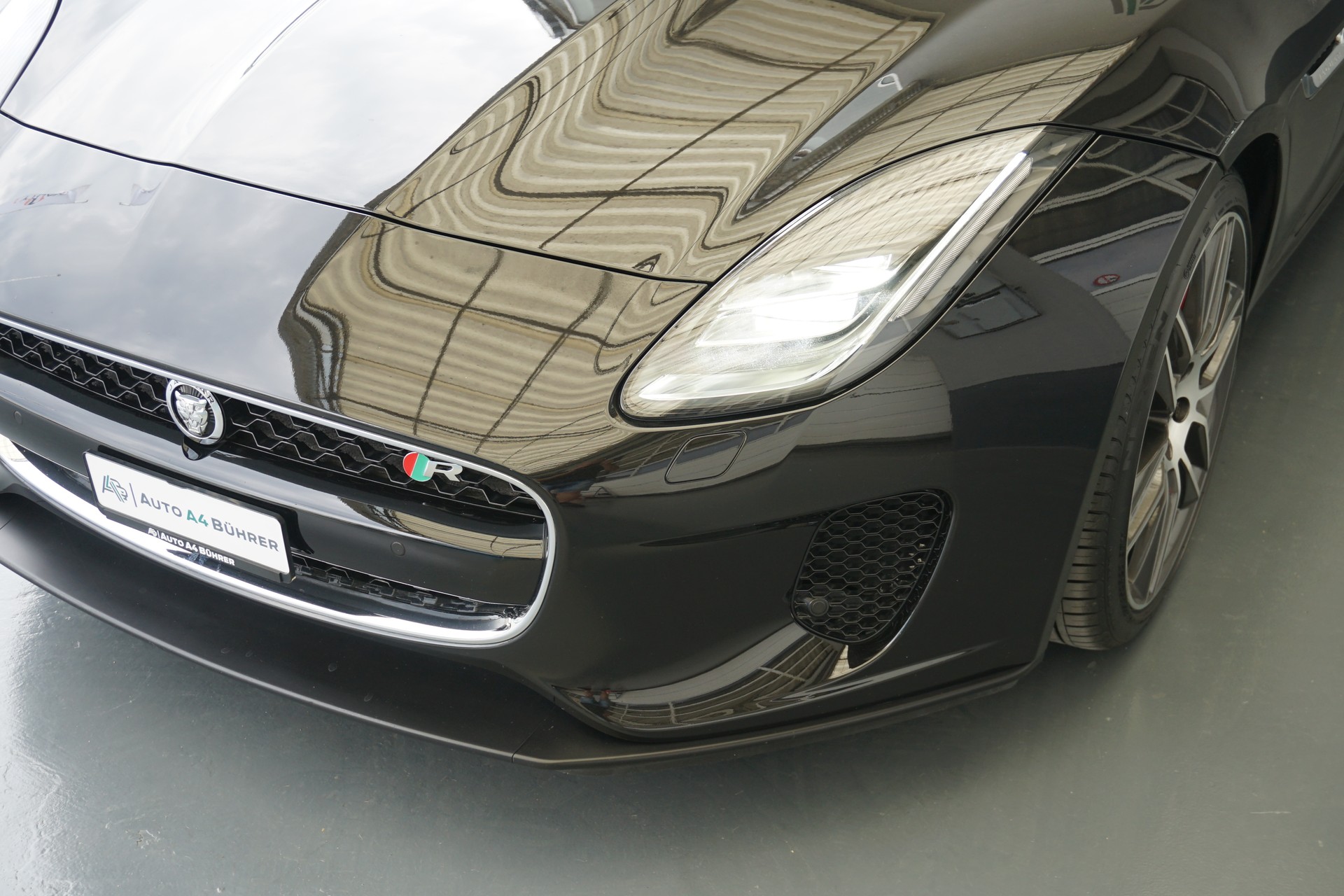 JAGUAR F-Type 2.0 I4 R-Dynamic 300PS Coupé-image-9
