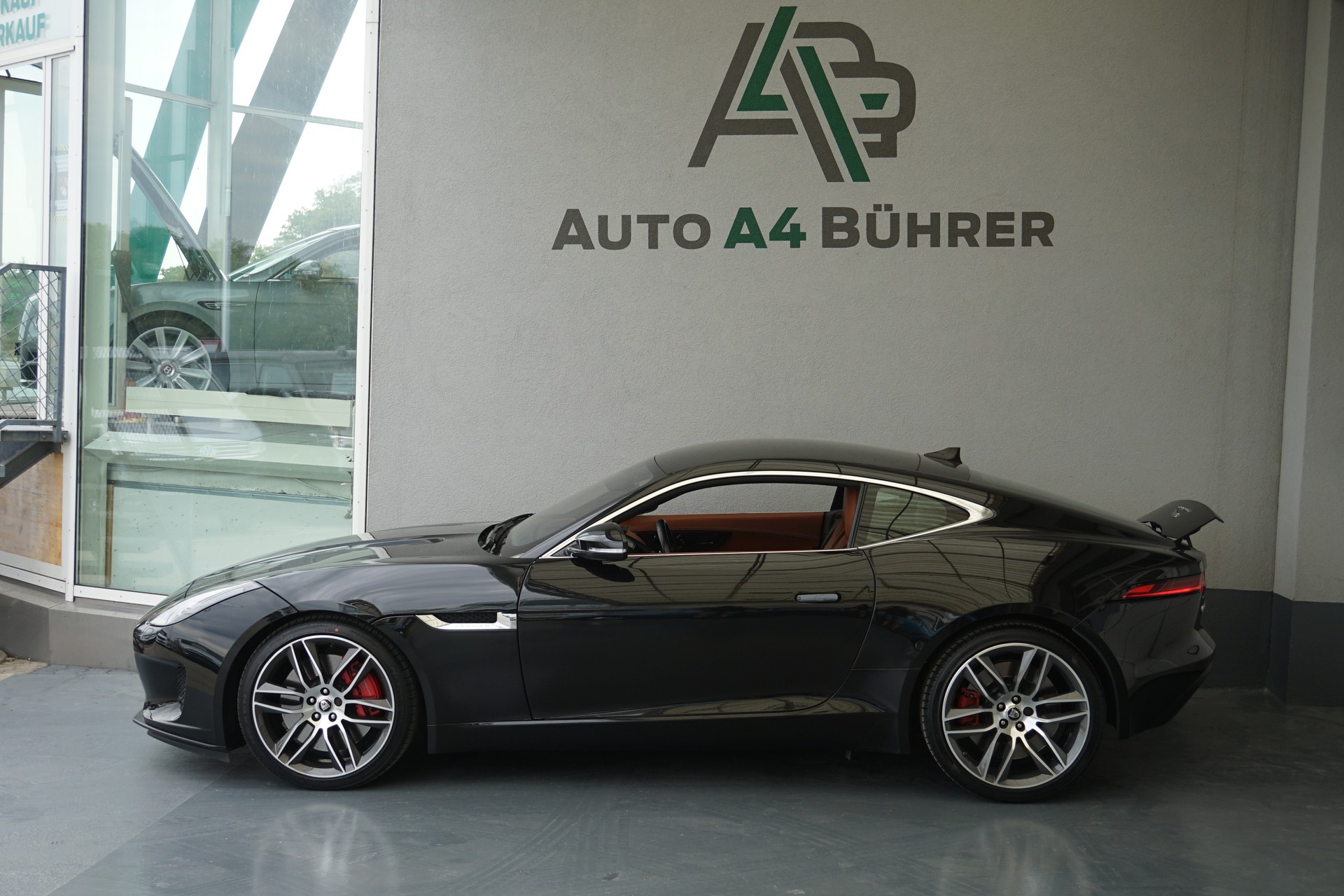 JAGUAR F-Type 2.0 I4 R-Dynamic 300PS Coupé-image-0
