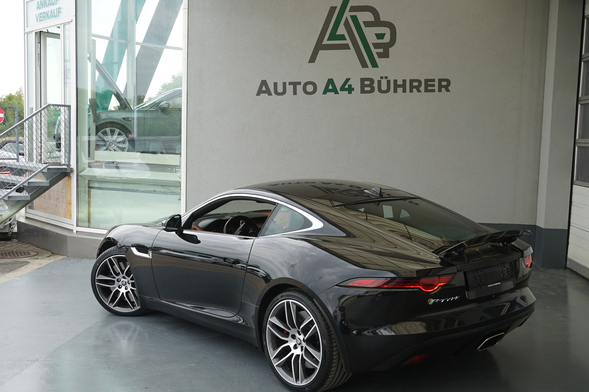 JAGUAR F-Type 2.0 I4 R-Dynamic 300PS Coupé-image-6