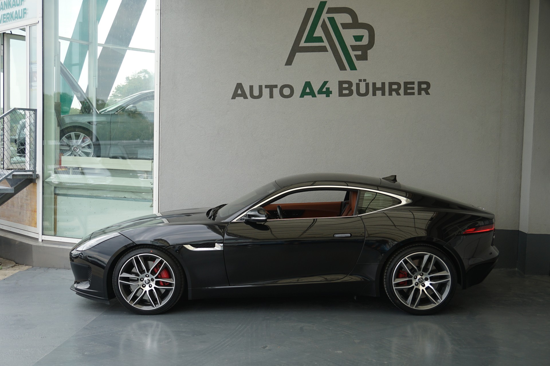 JAGUAR F-Type 2.0 I4 R-Dynamic 300PS Coupé-image-1
