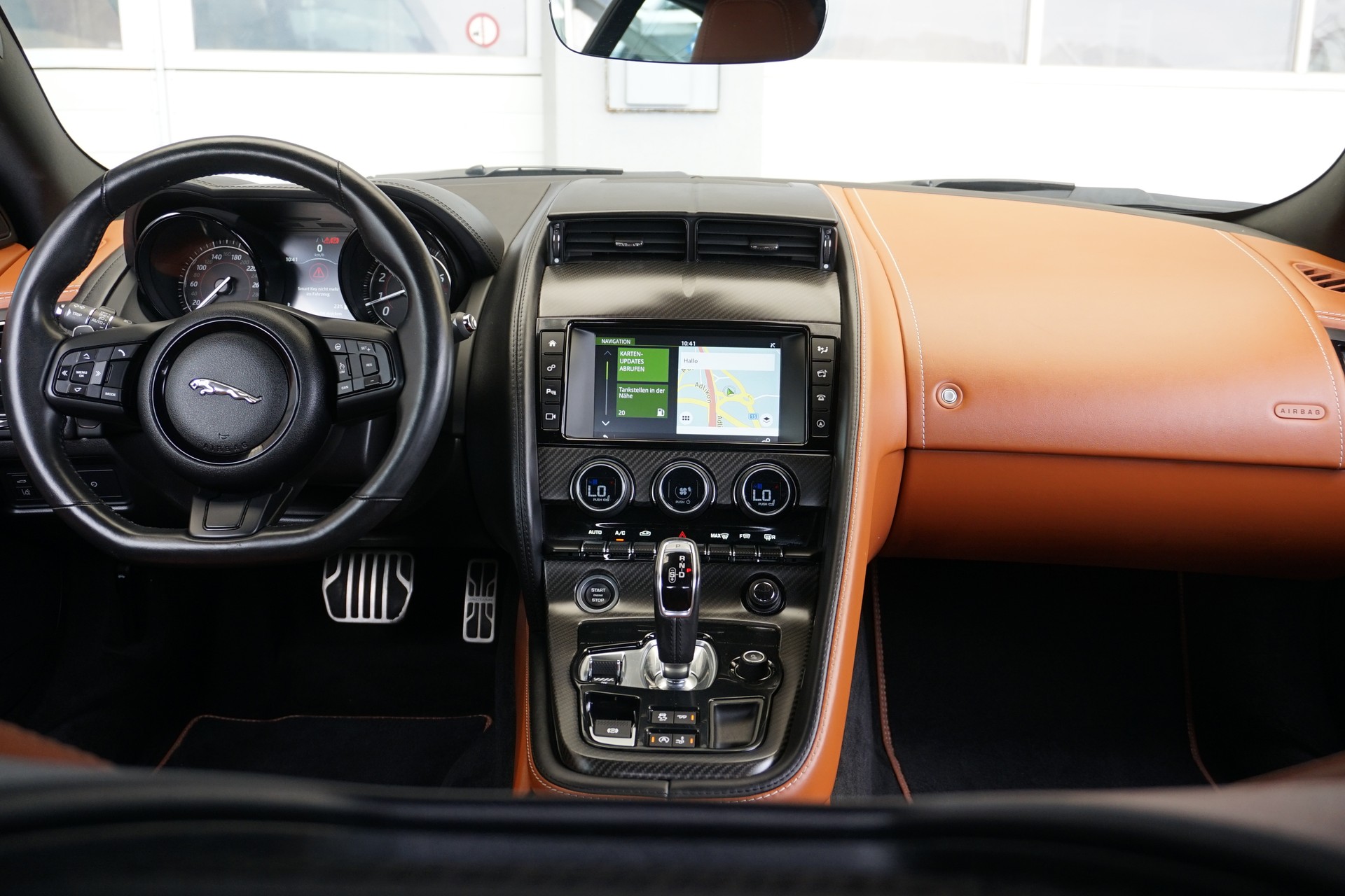 JAGUAR F-Type 2.0 I4 R-Dynamic 300PS Coupé-image-15