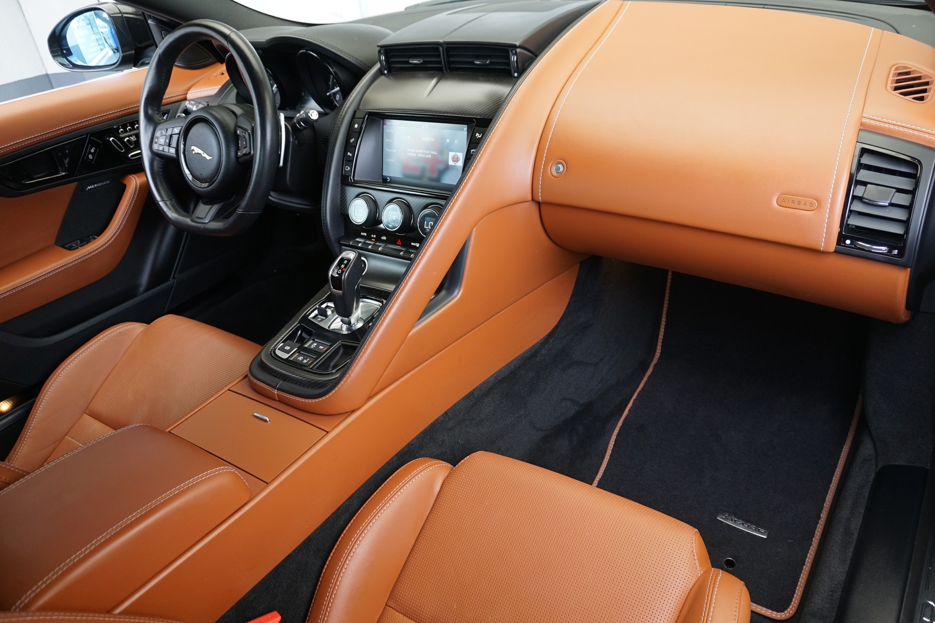 JAGUAR F-Type 2.0 I4 R-Dynamic 300PS Coupé-image-20