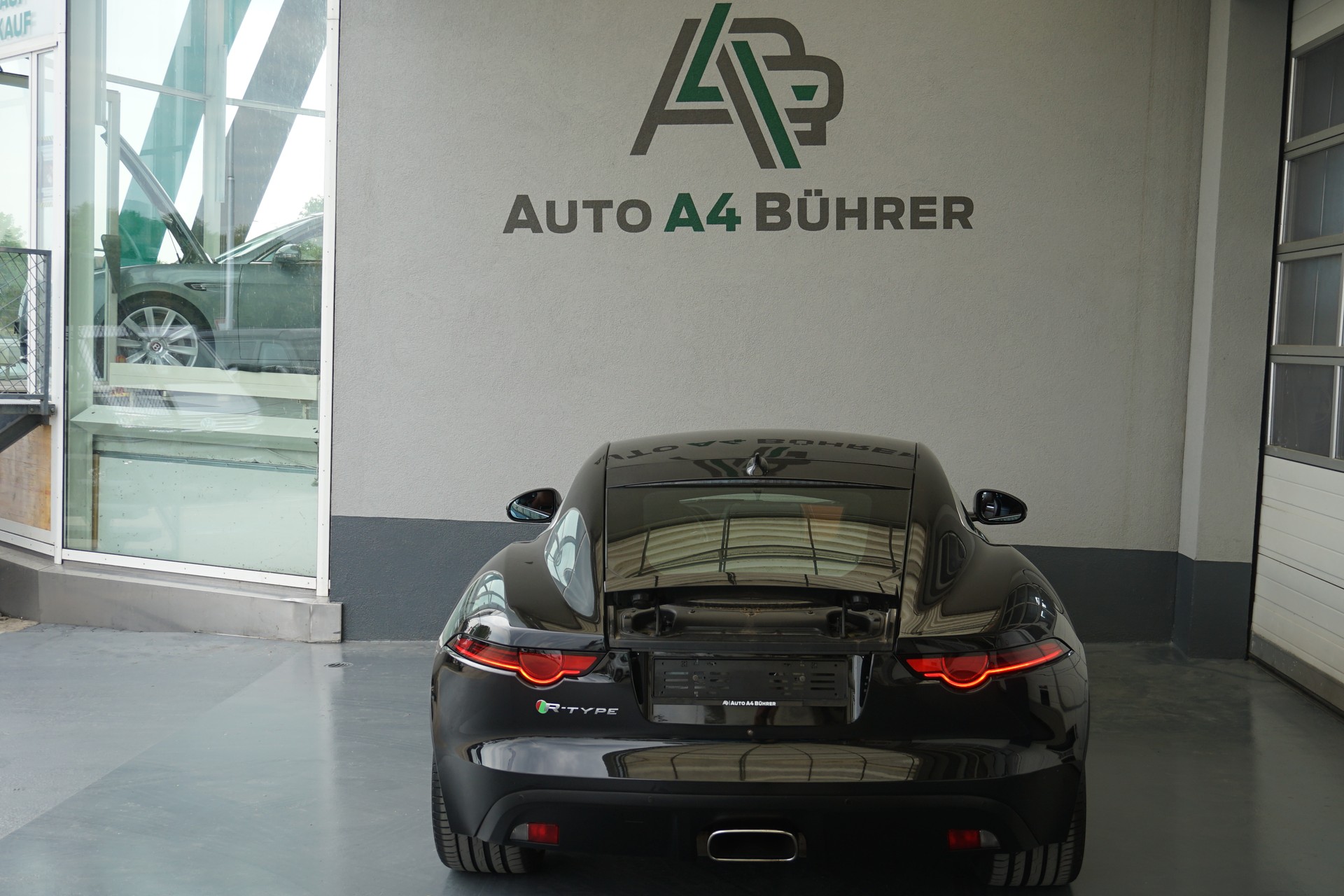 JAGUAR F-Type 2.0 I4 R-Dynamic 300PS Coupé-image-11
