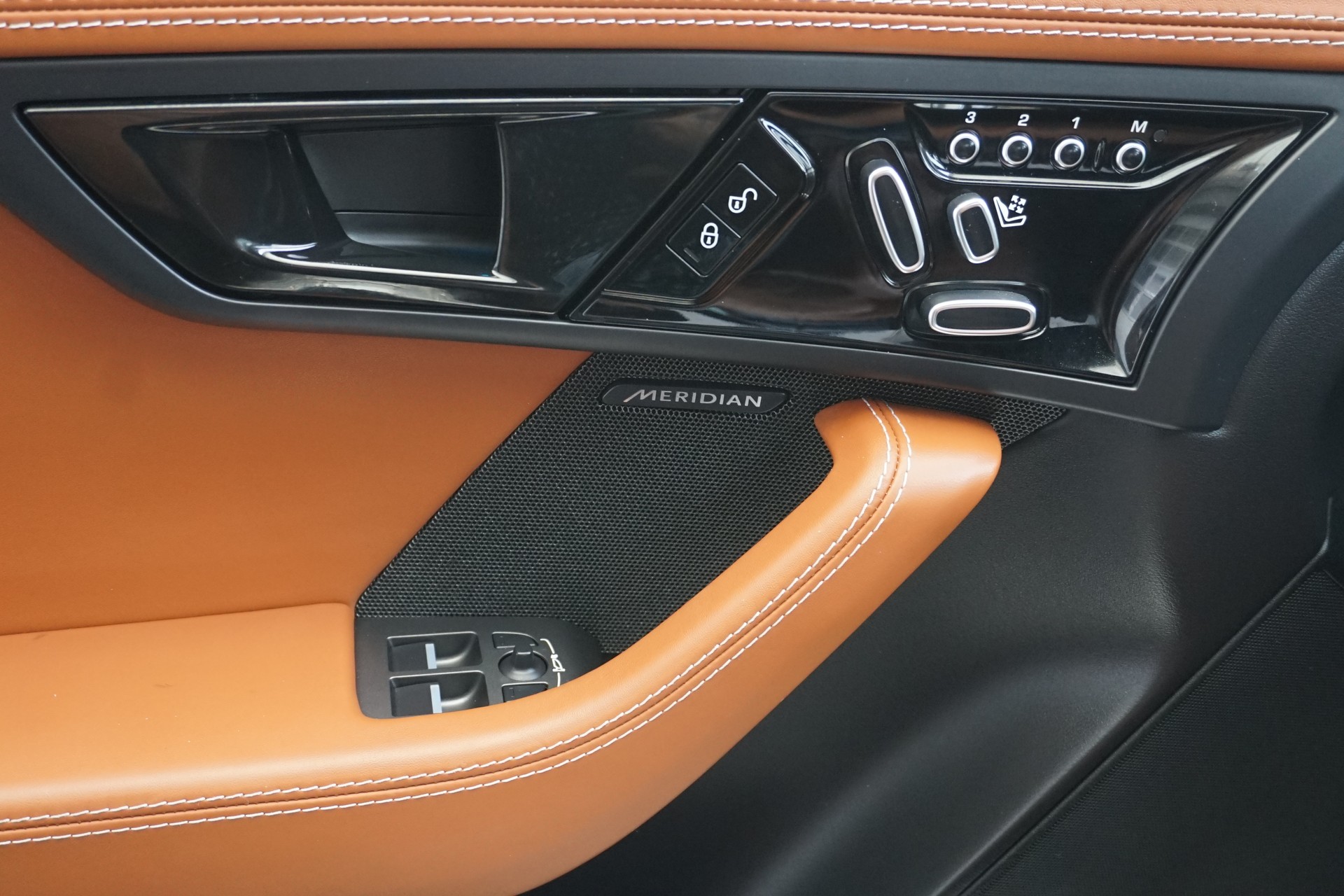 JAGUAR F-Type 2.0 I4 R-Dynamic 300PS Coupé-image-21