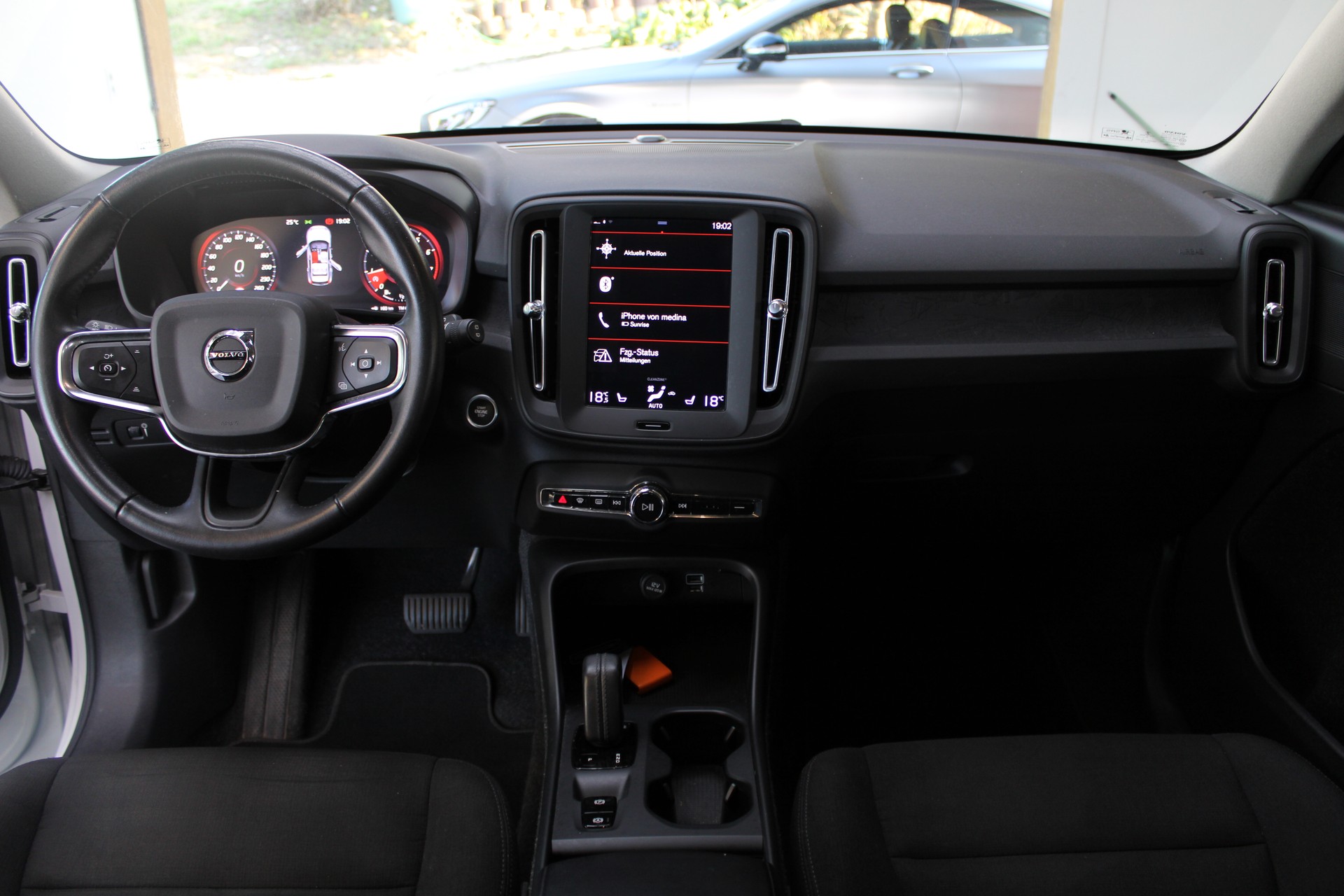 VOLVO XC40 T3 Momentum Light Geartronic-image-9