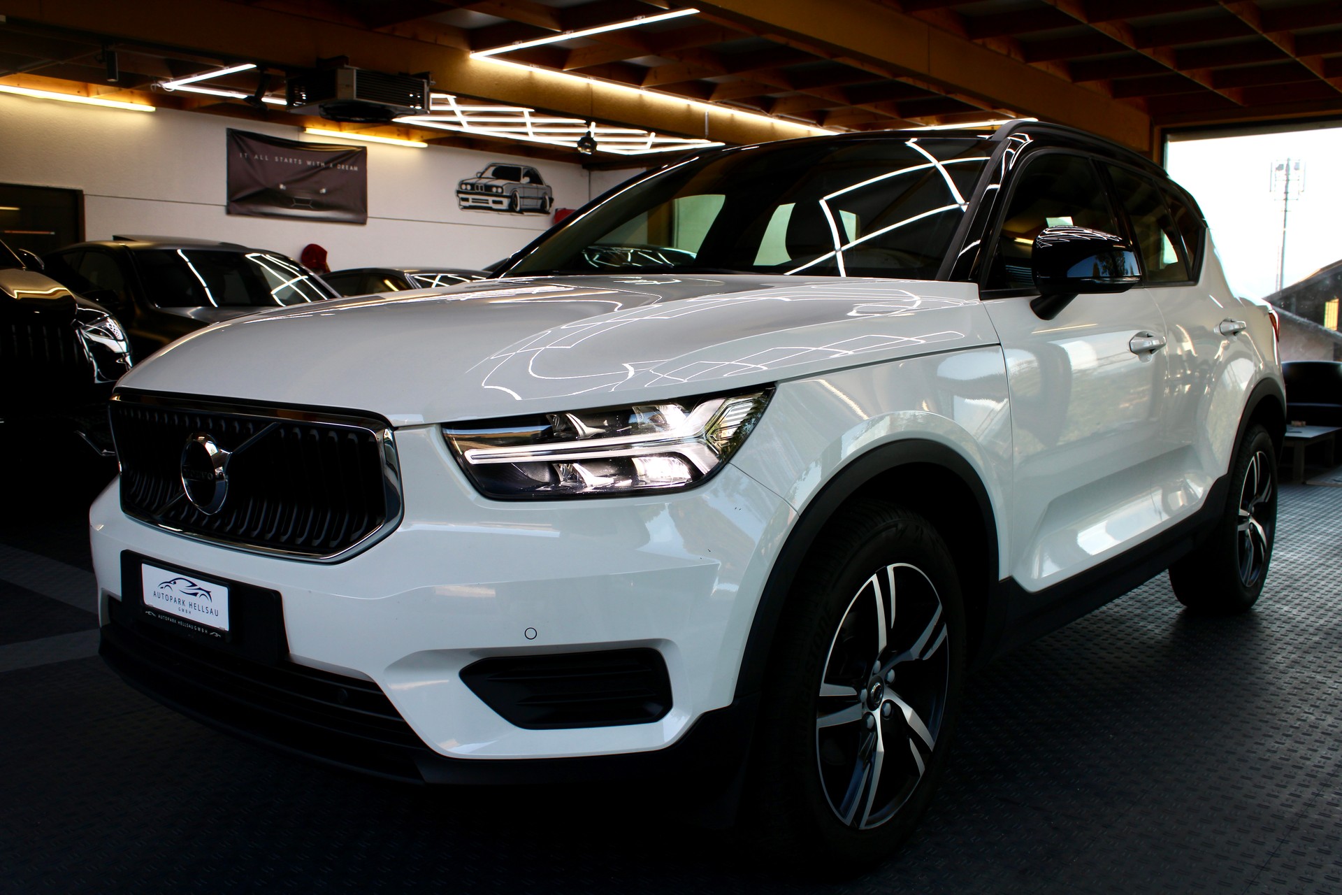 VOLVO XC40 T3 Momentum Light Geartronic-image-0