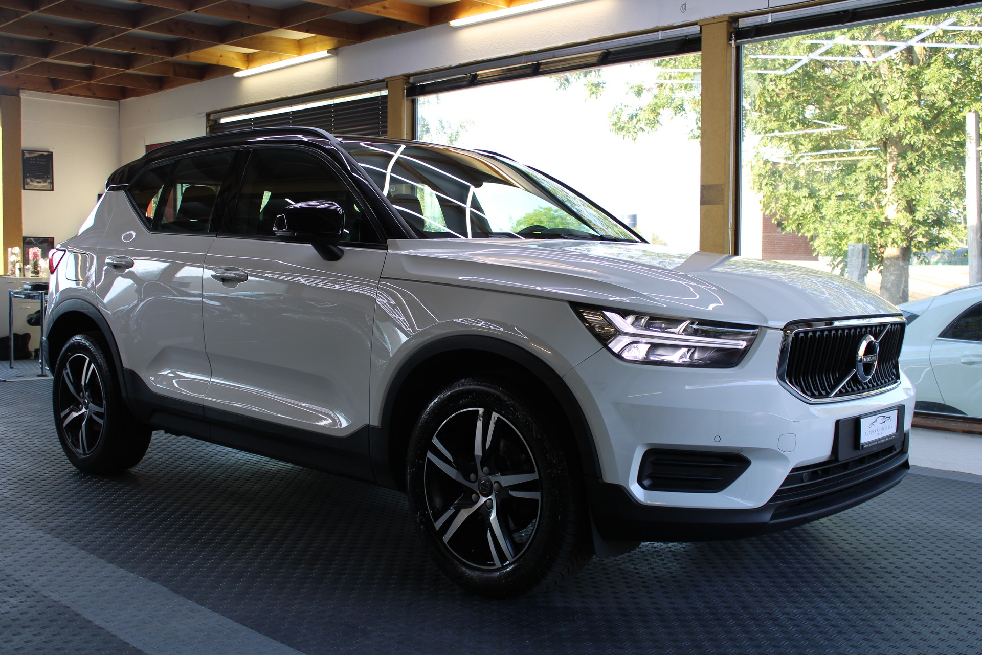 VOLVO XC40 T3 Momentum Light Geartronic-image-2