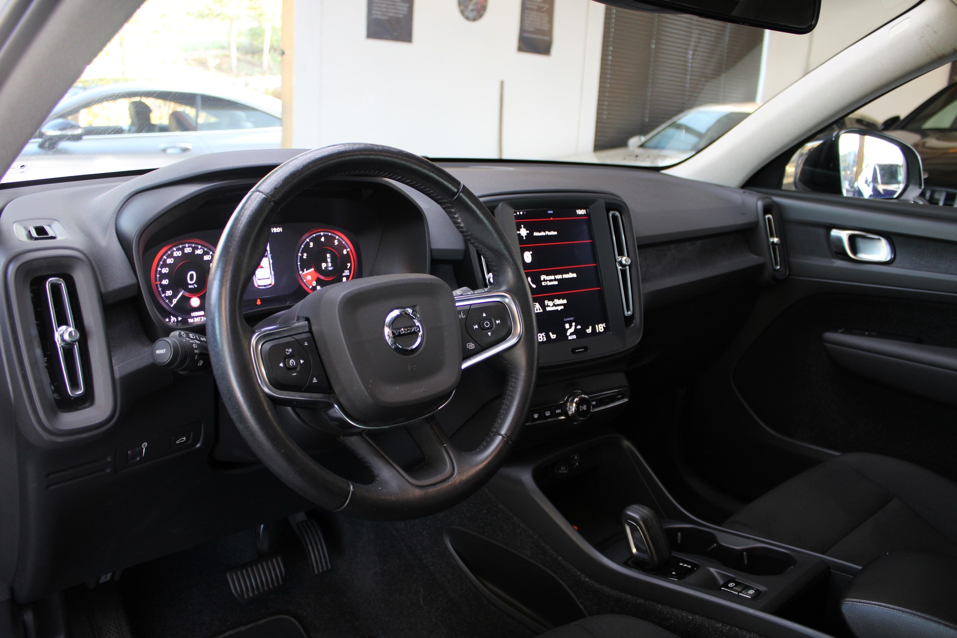 VOLVO XC40 T3 Momentum Light Geartronic-image-7