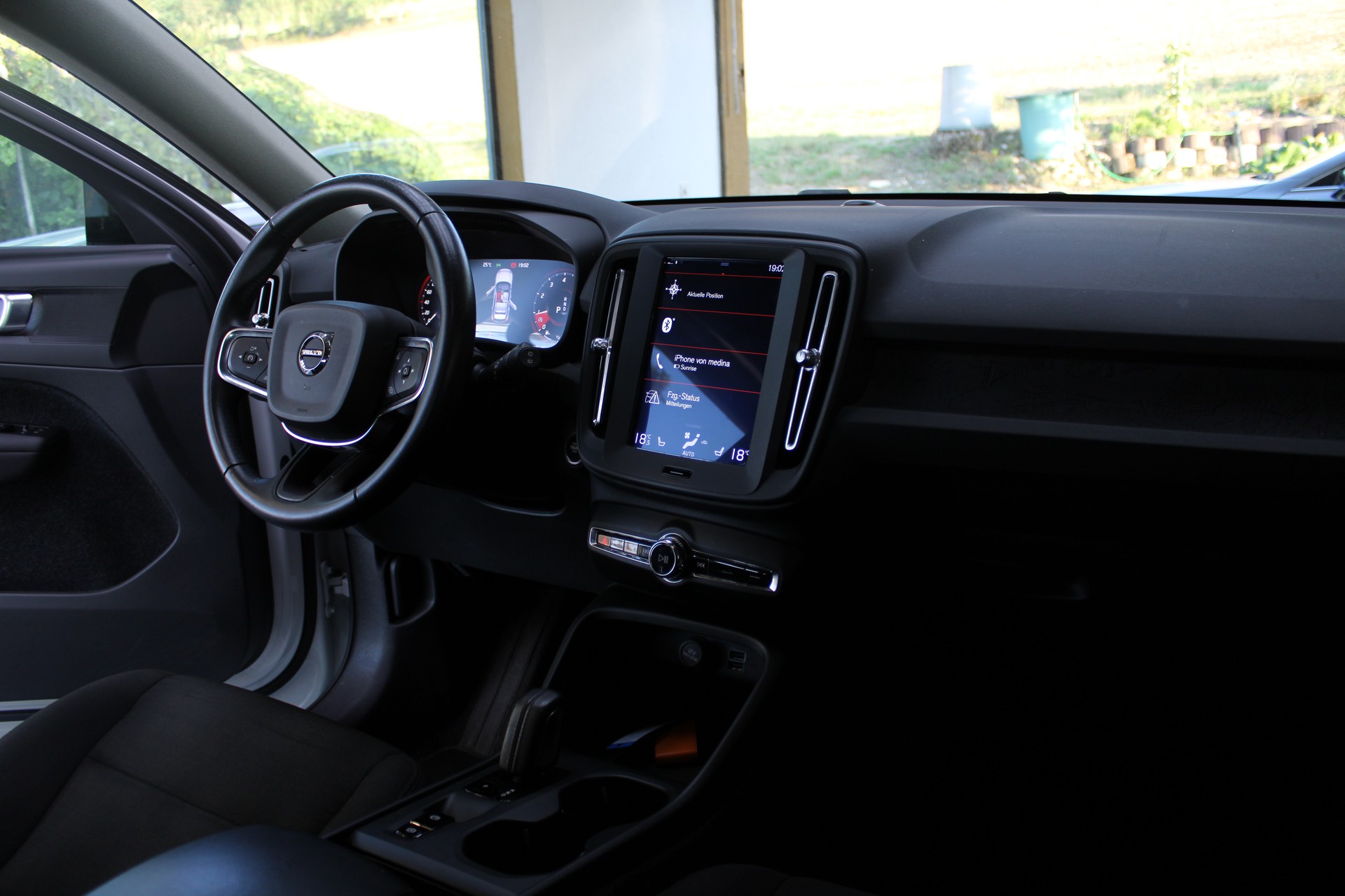 VOLVO XC40 T3 Momentum Light Geartronic-image-8