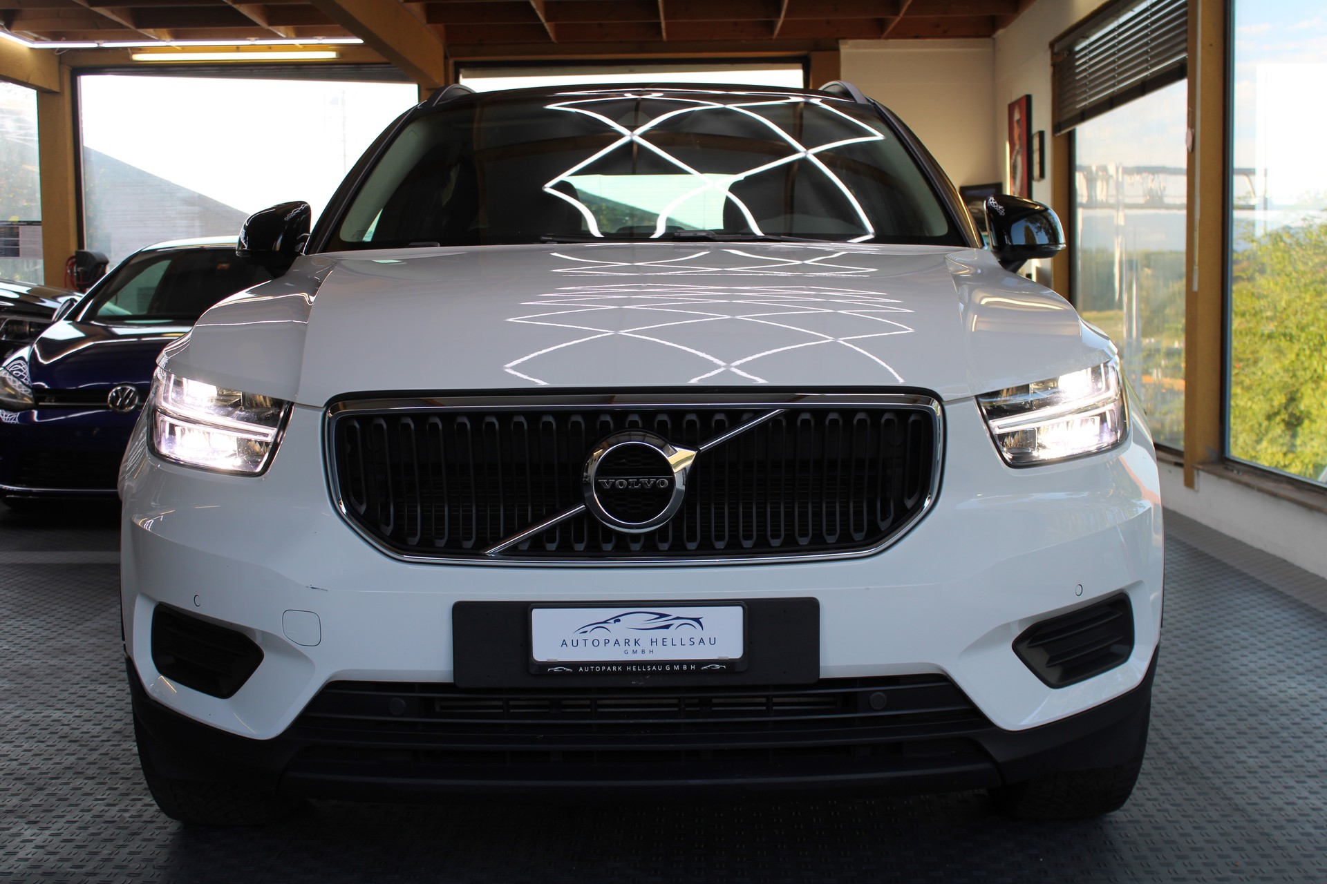 VOLVO XC40 T3 Momentum Light Geartronic-image-1