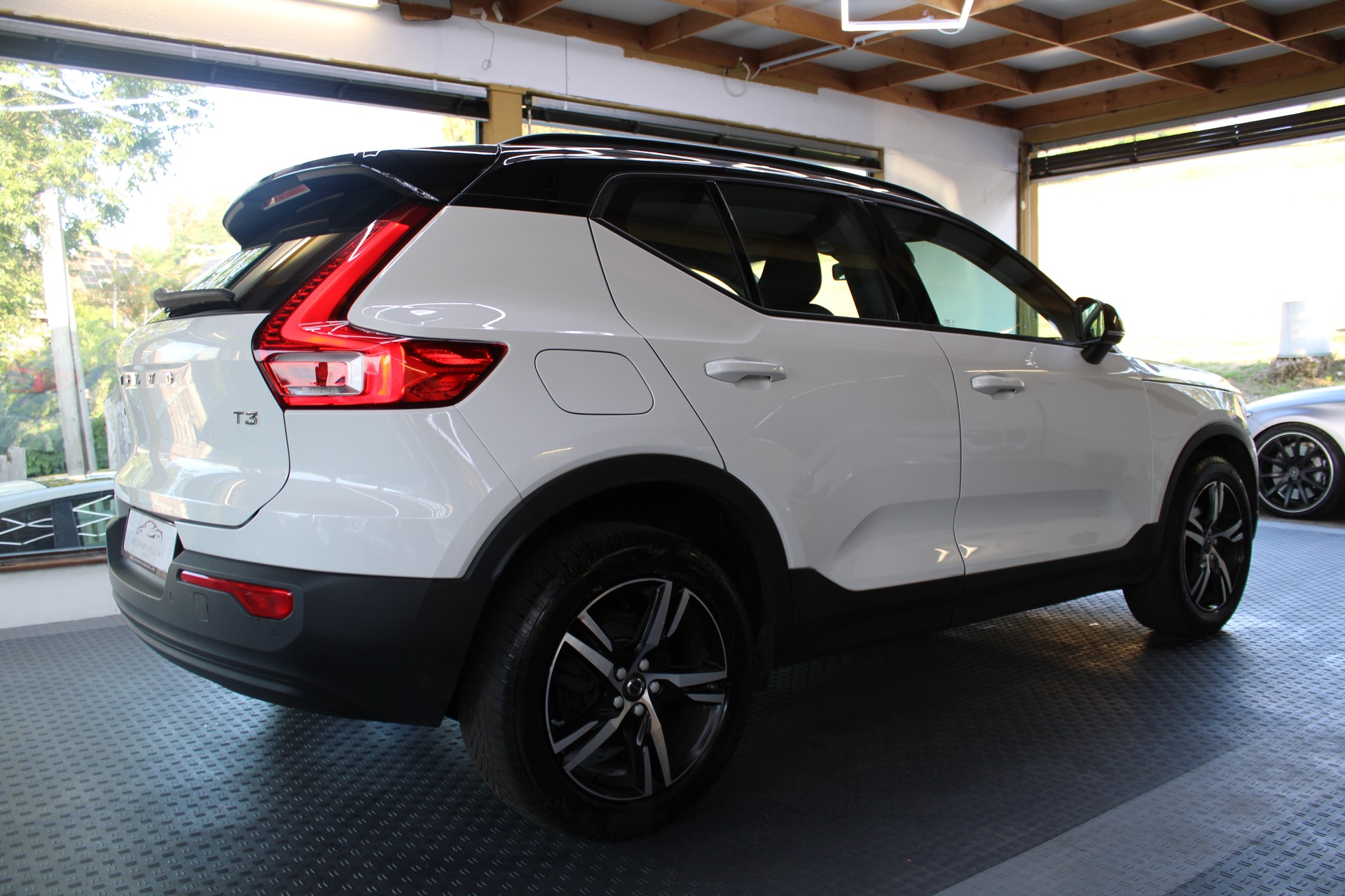 VOLVO XC40 T3 Momentum Light Geartronic-image-4