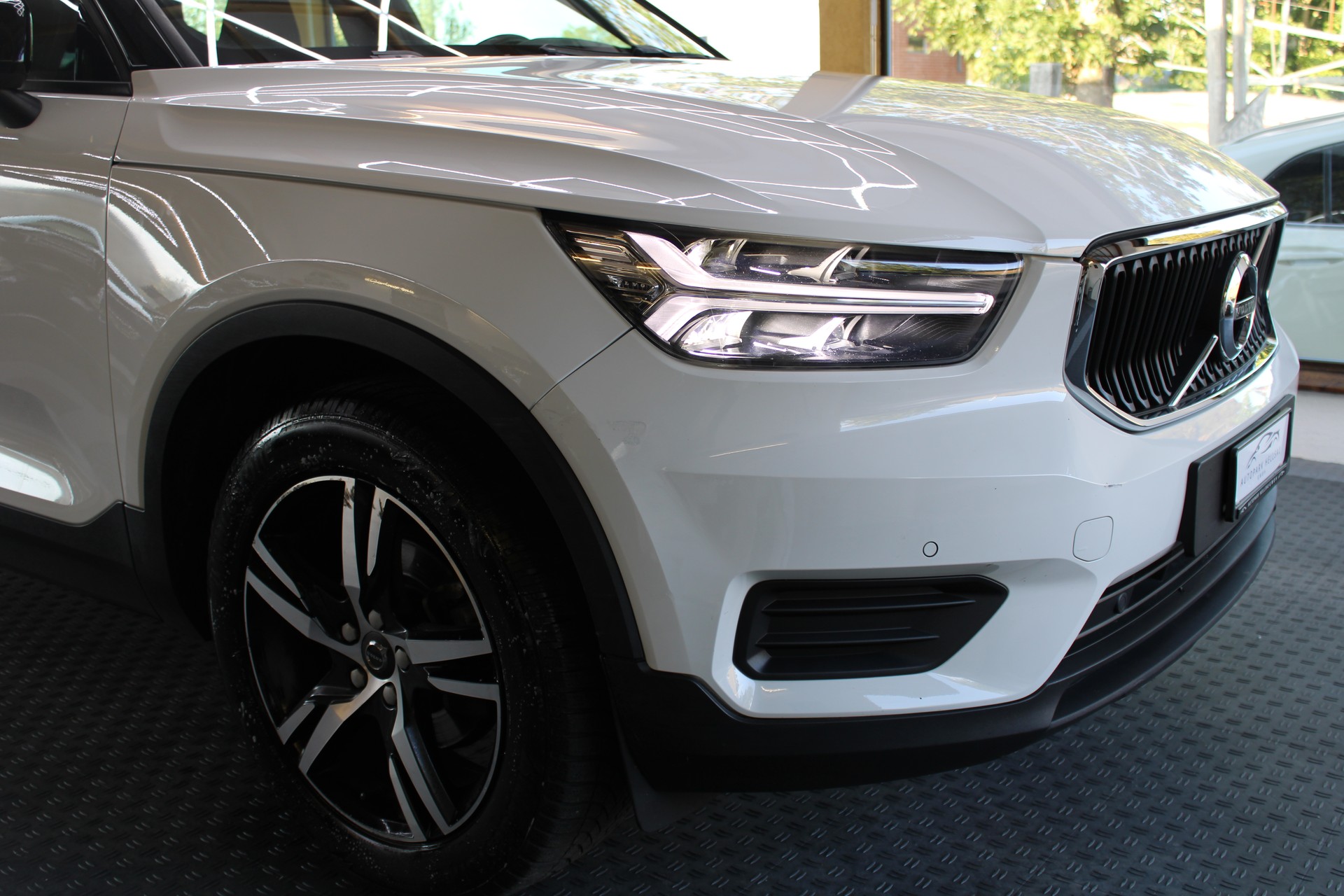 VOLVO XC40 T3 Momentum Light Geartronic-image-3