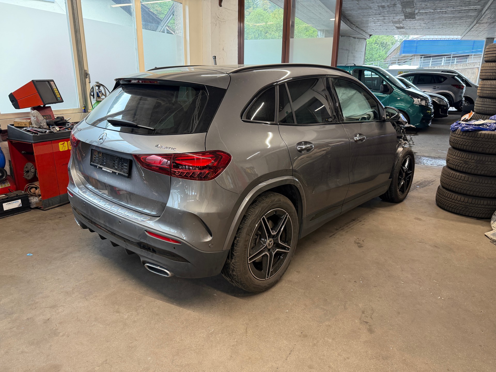 MERCEDES-BENZ GLA 220 d AMG Line 4matic-image-3