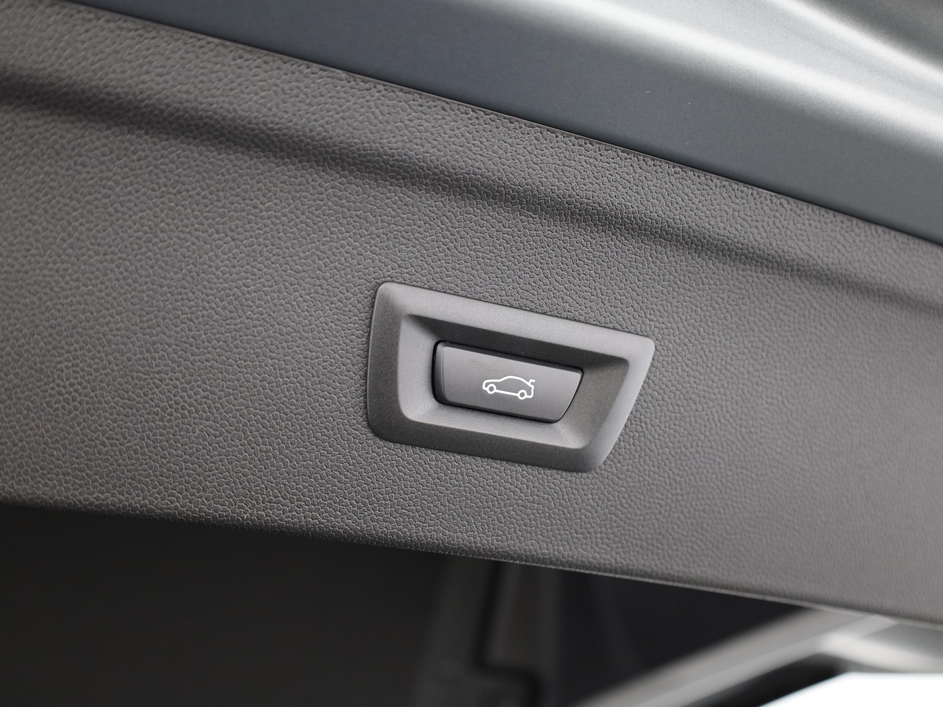 BMW iX xDrive60-image-9