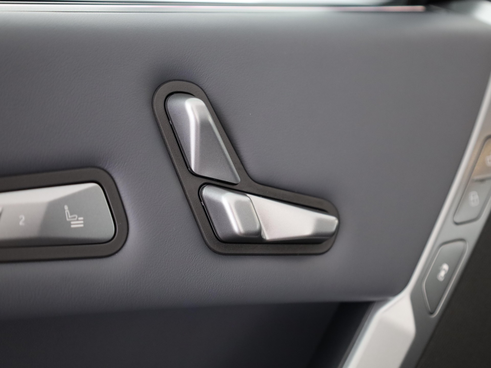 BMW iX xDrive60-image-11