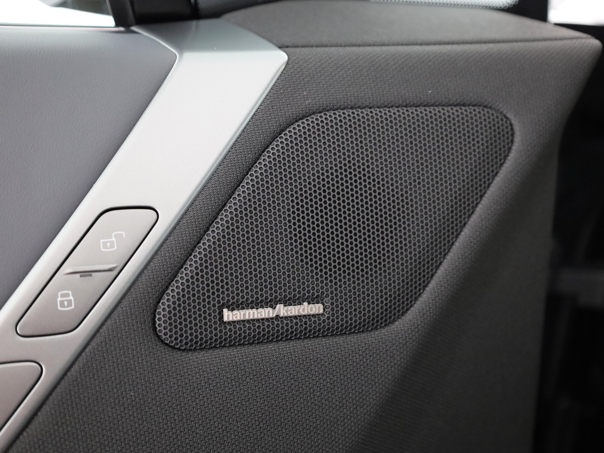 BMW iX xDrive60-image-12