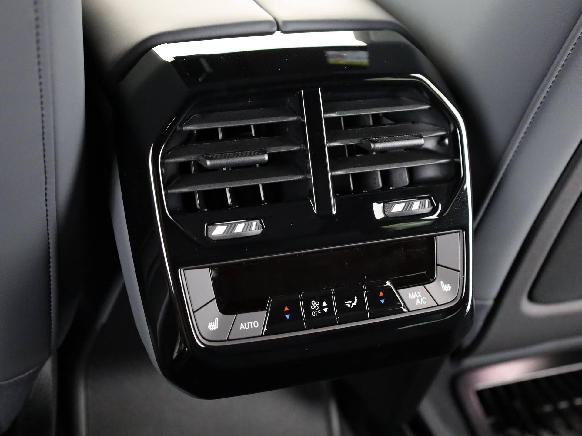 BMW iX xDrive60-image-18