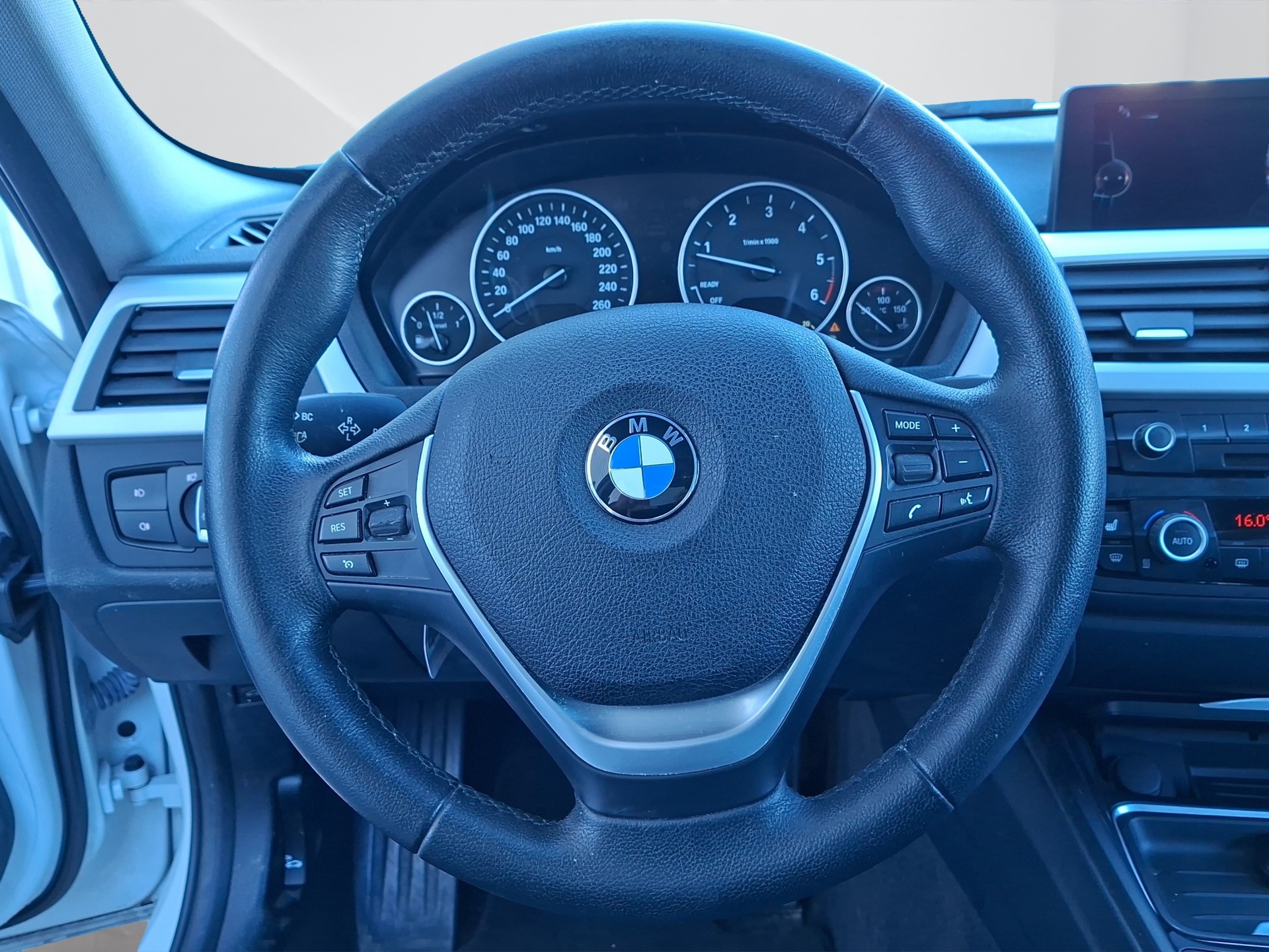 BMW 320d Touring Steptronic-image-11