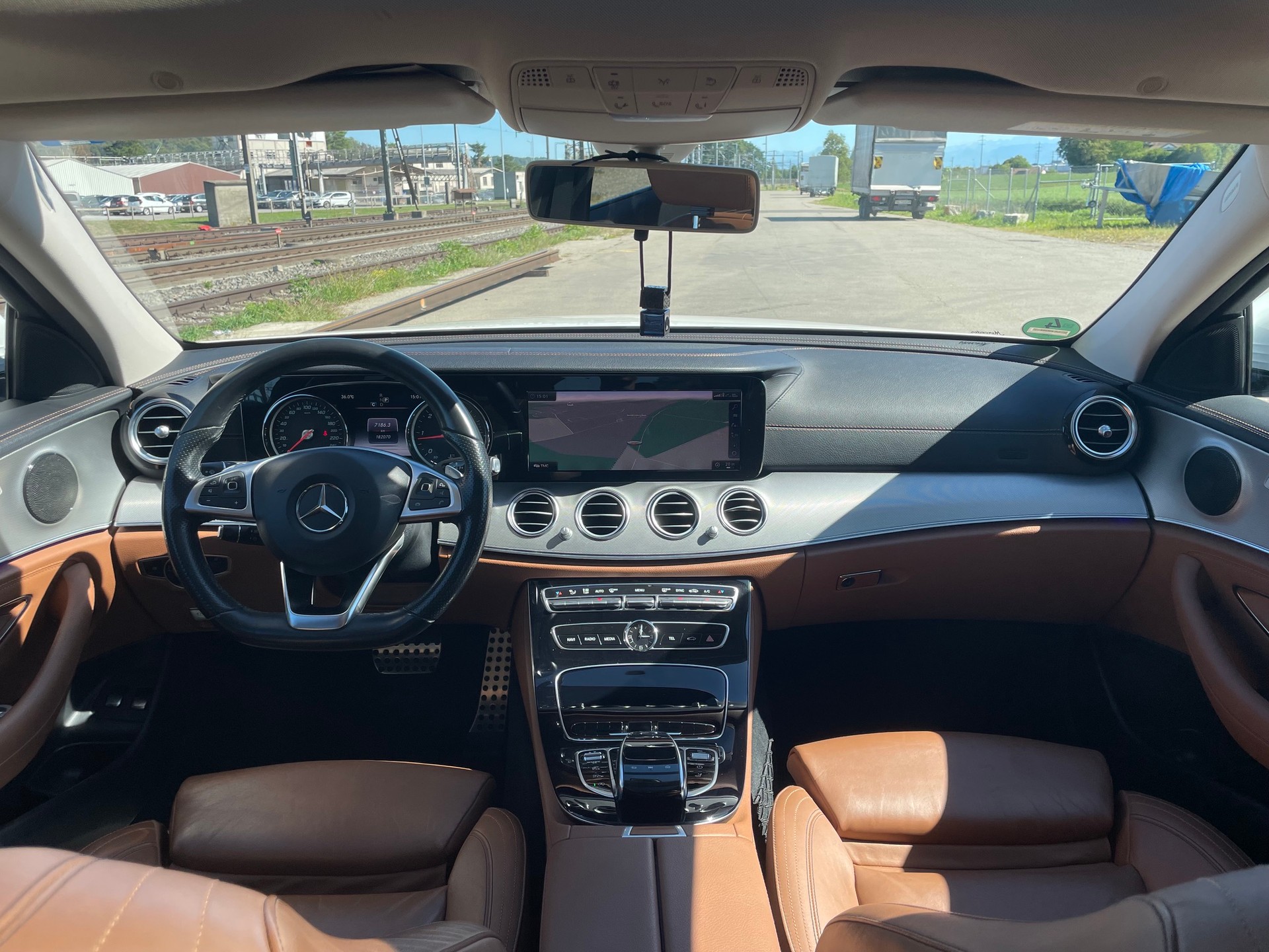 MERCEDES-BENZ E 220 d AMG Line-image-4
