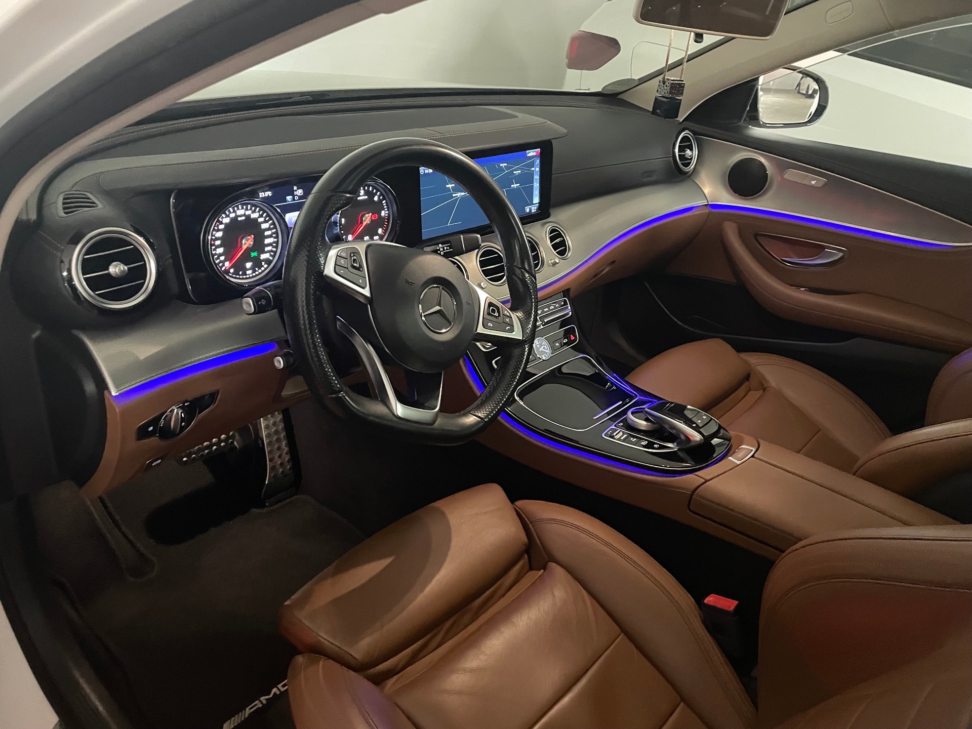 MERCEDES-BENZ E 220 d AMG Line-image-5