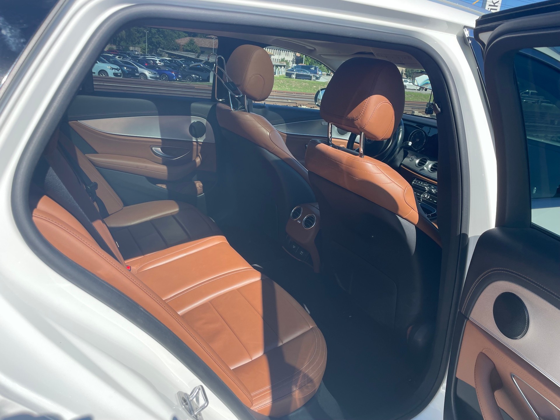MERCEDES-BENZ E 220 d AMG Line-image-3