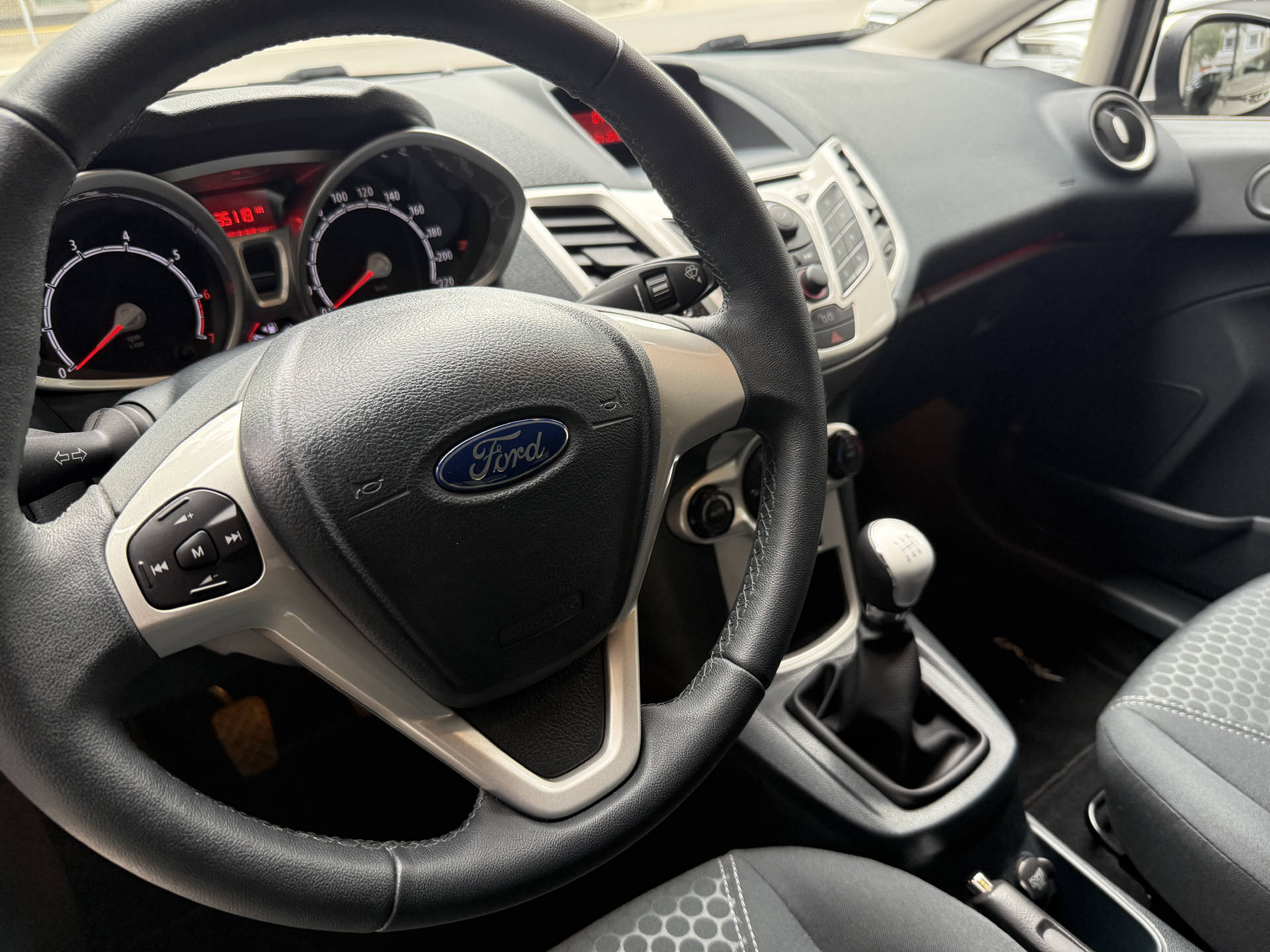 FORD Fiesta 1.4 16V Titanium-image-8