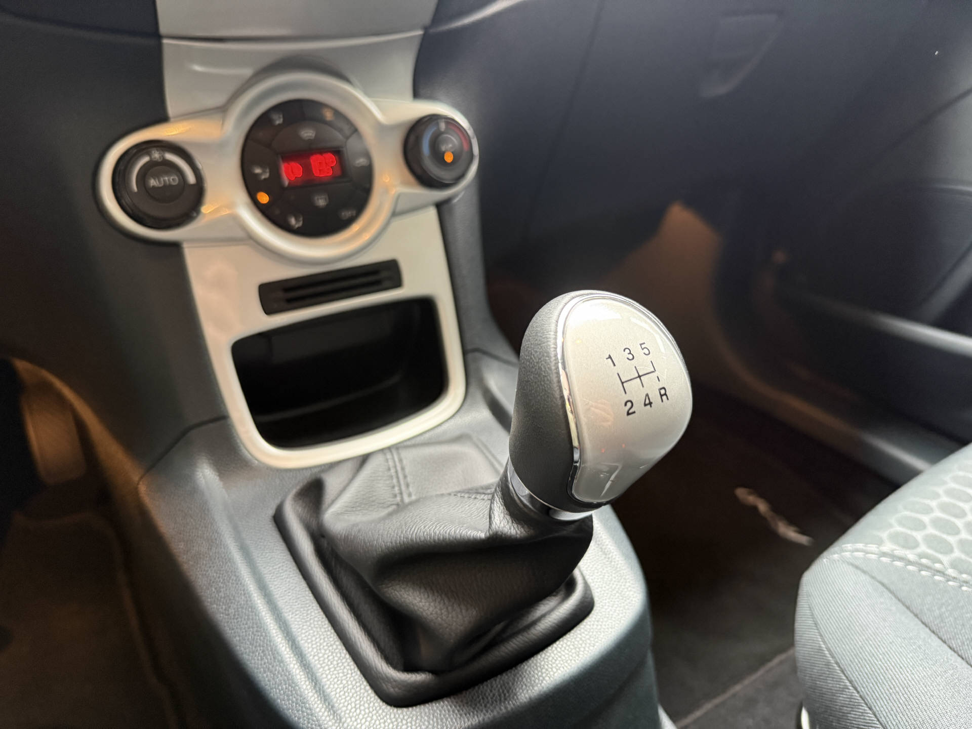 FORD Fiesta 1.4 16V Titanium-image-12