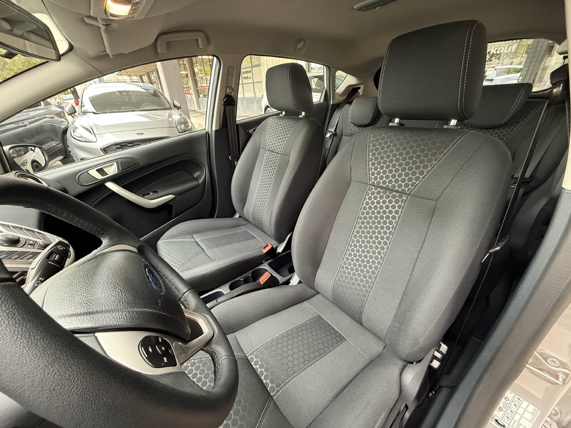 FORD Fiesta 1.4 16V Titanium-image-9