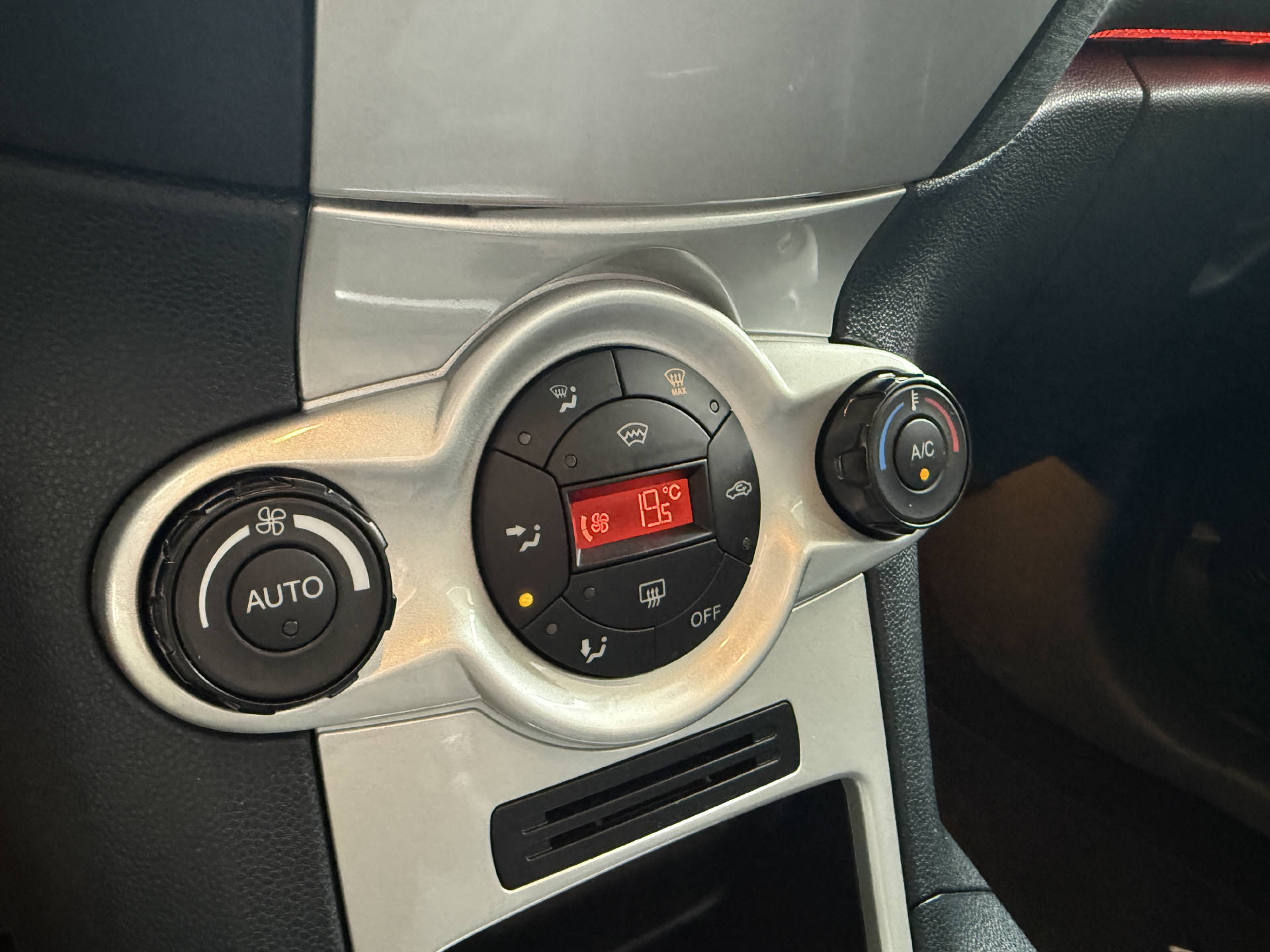 FORD Fiesta 1.4 16V Titanium-image-11