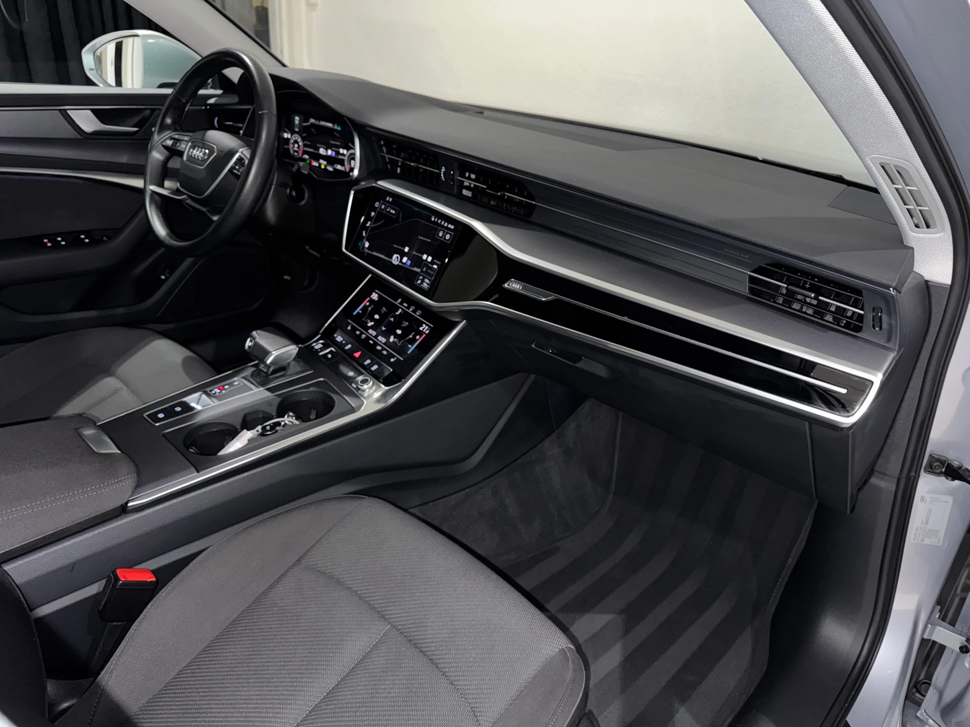 AUDI A6 Limousine 45 TFSI Sport S-tronic I CH I 1.Hand I-image-10