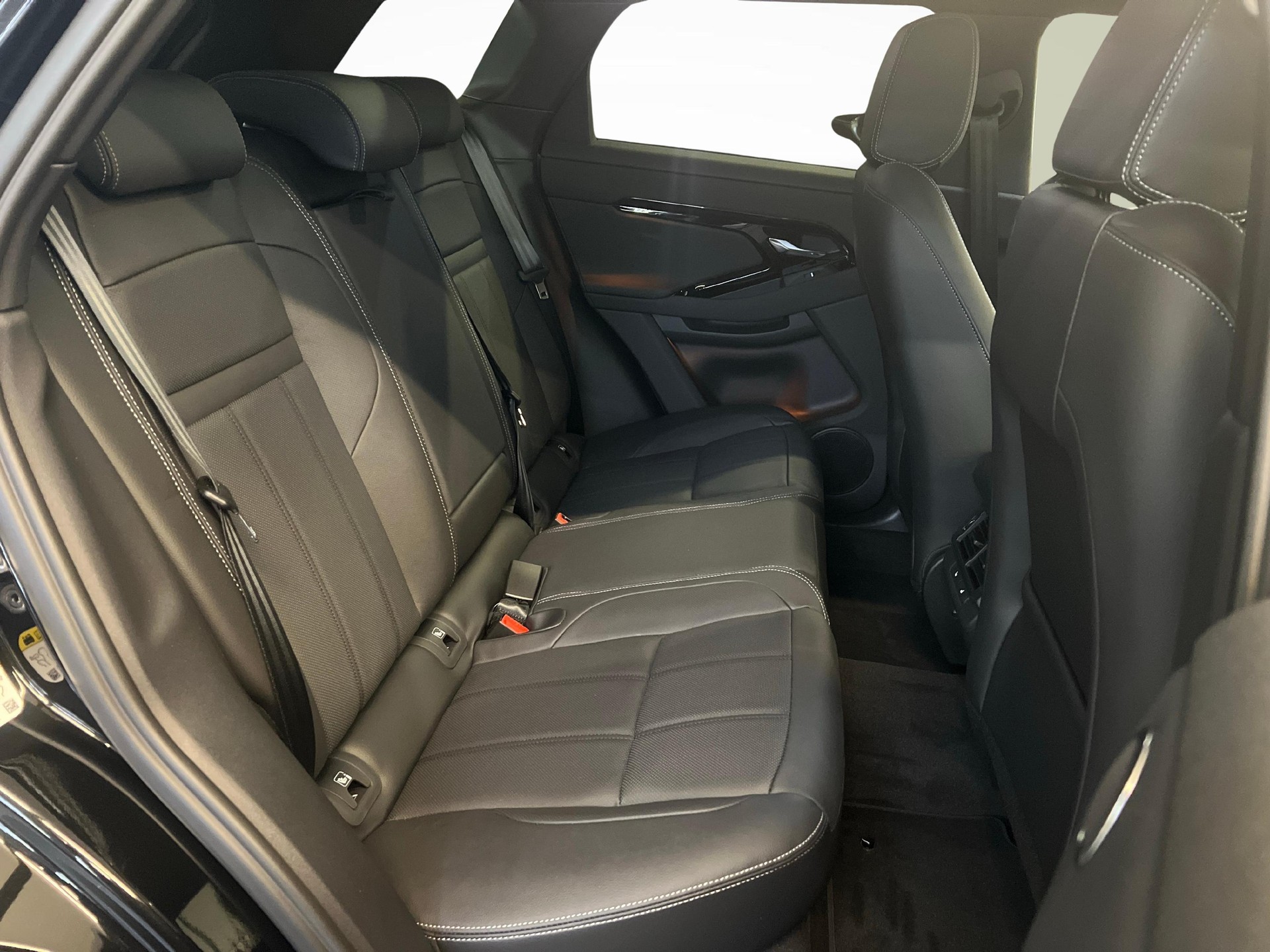 LAND ROVER Range Rover Evoque 1.5 T 270e Hoxton Edition-image-10