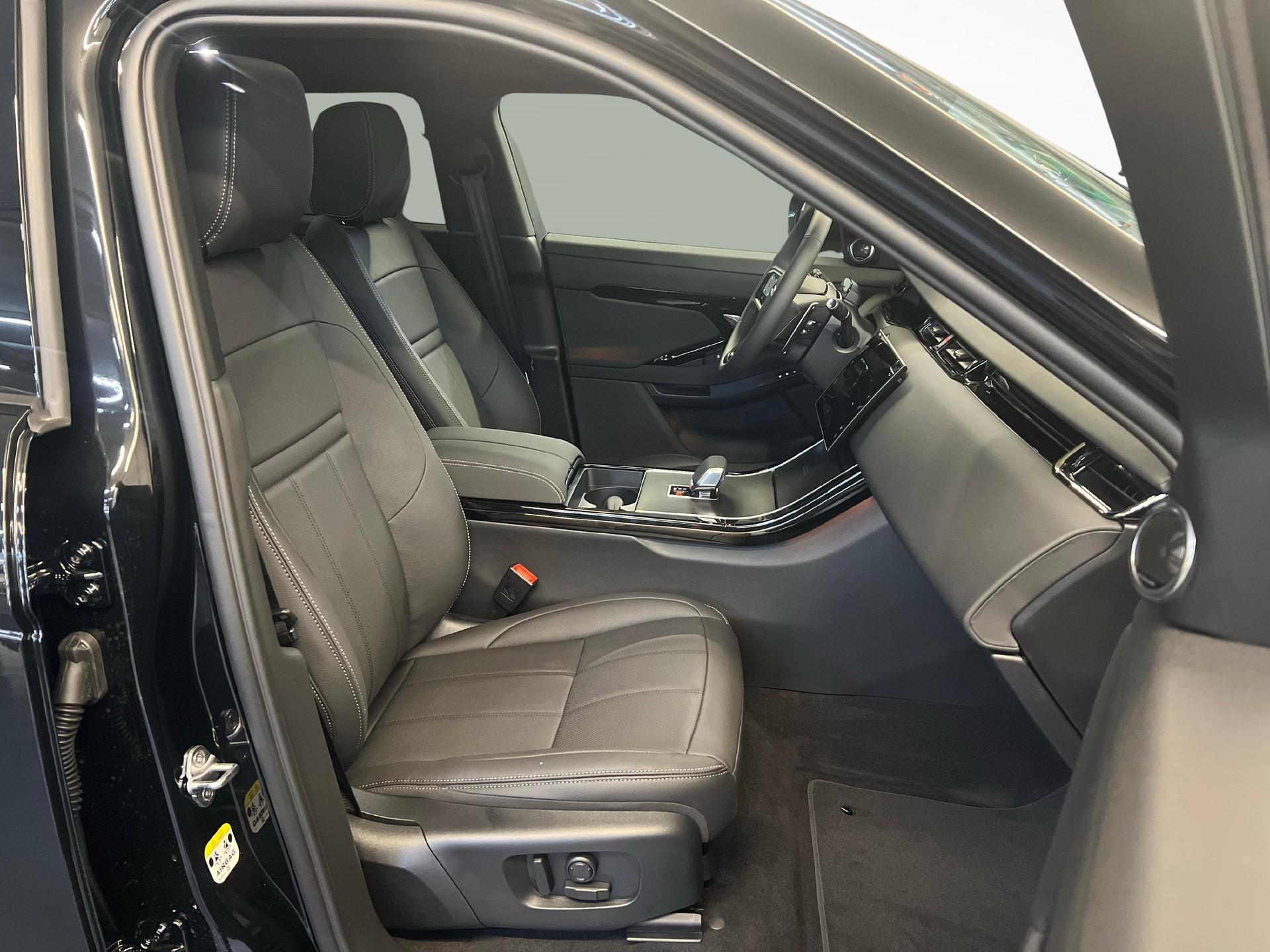 LAND ROVER Range Rover Evoque 1.5 T 270e Hoxton Edition-image-9