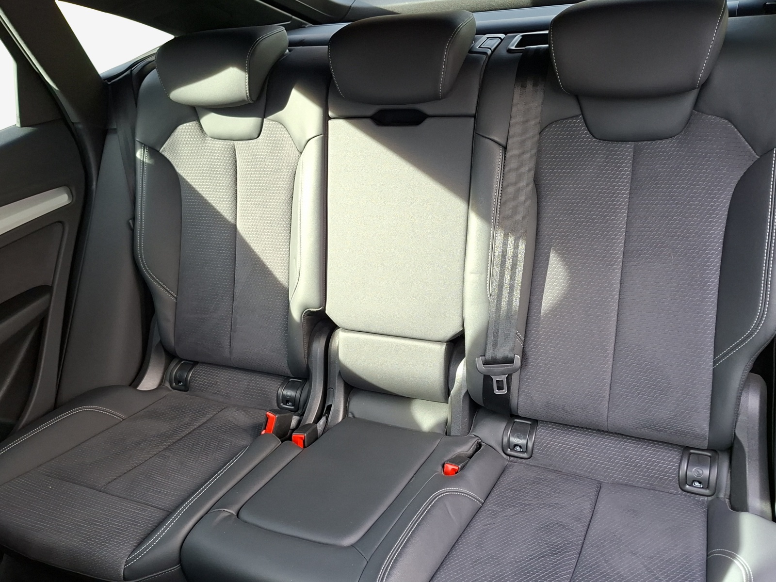 AUDI Q5 Sportback 40 TDI Blackedition quattro S-tronic-image-11