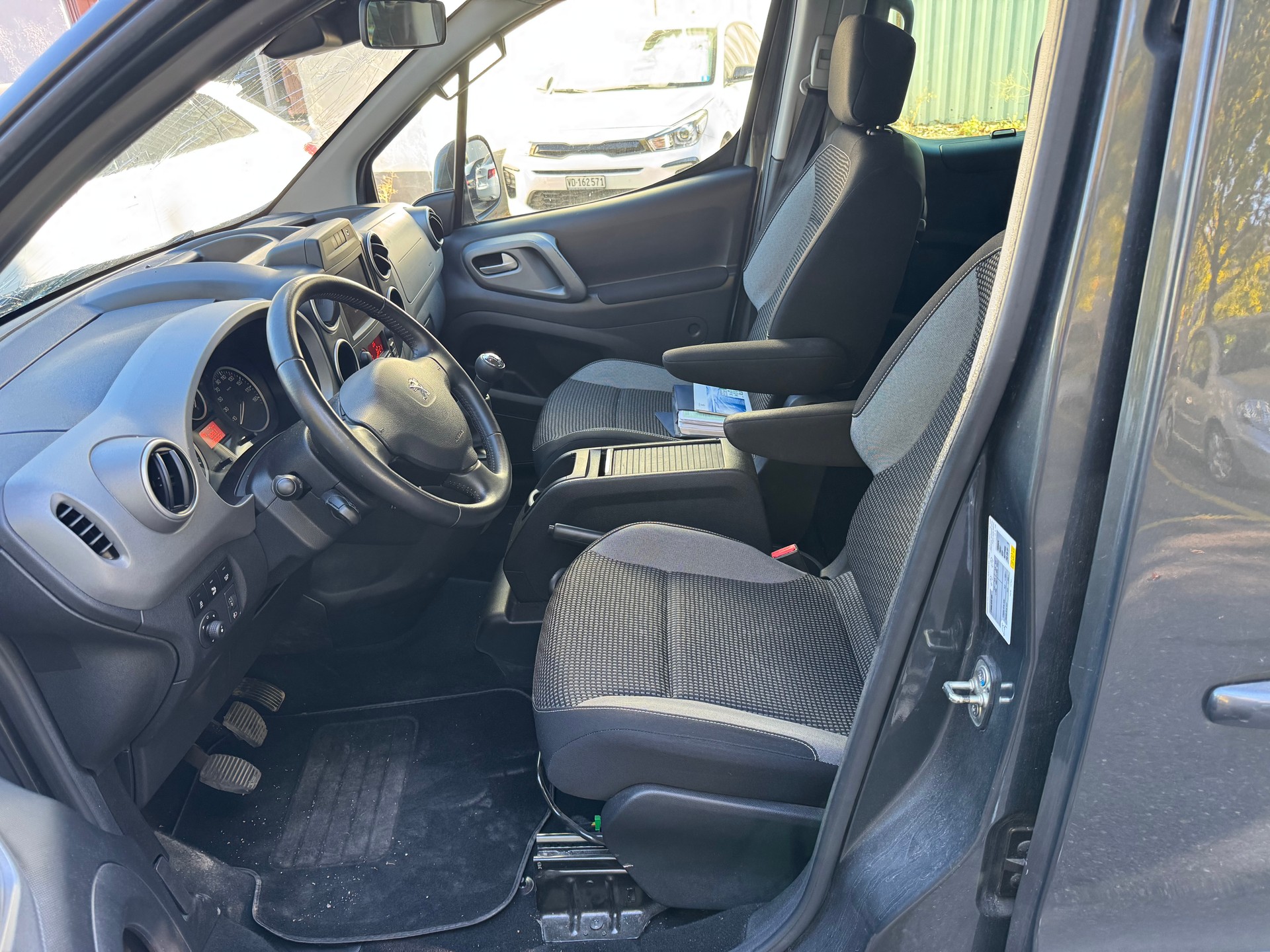 PEUGEOT Partner 1.2 PureTech Allure-image-22