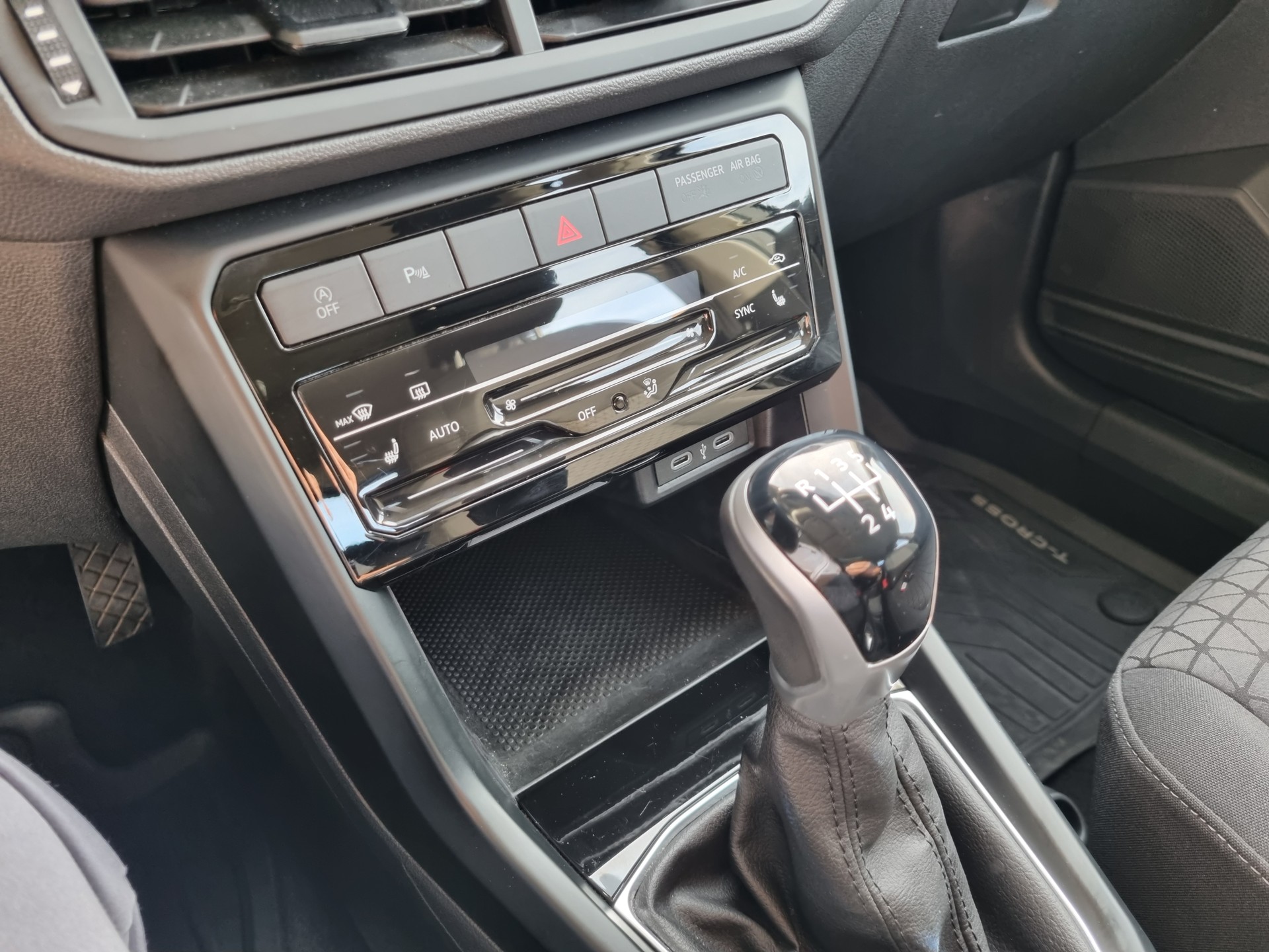 VW T-Cross 1.0 TSI Life-image-13
