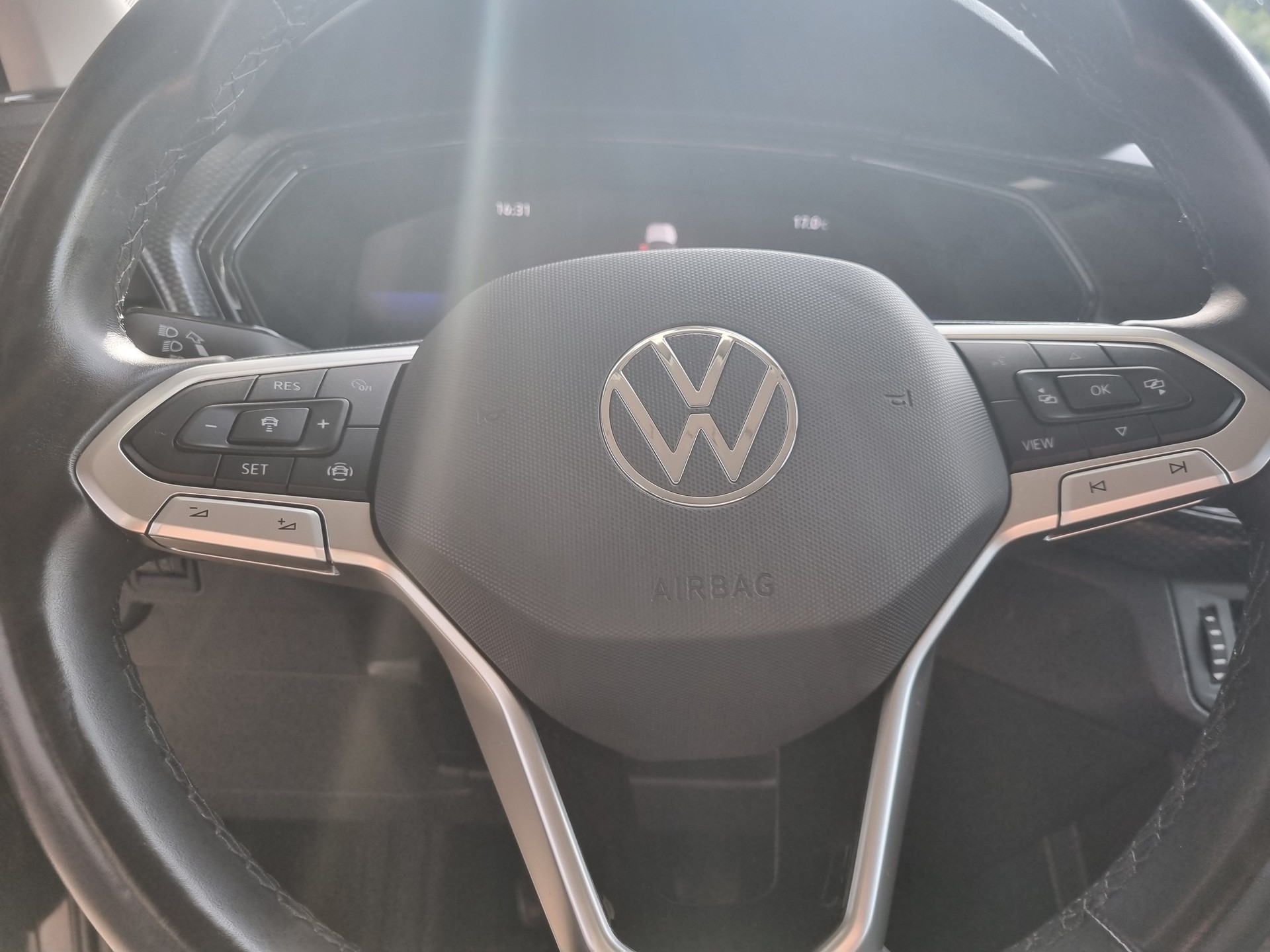 VW T-Cross 1.0 TSI Life-image-11